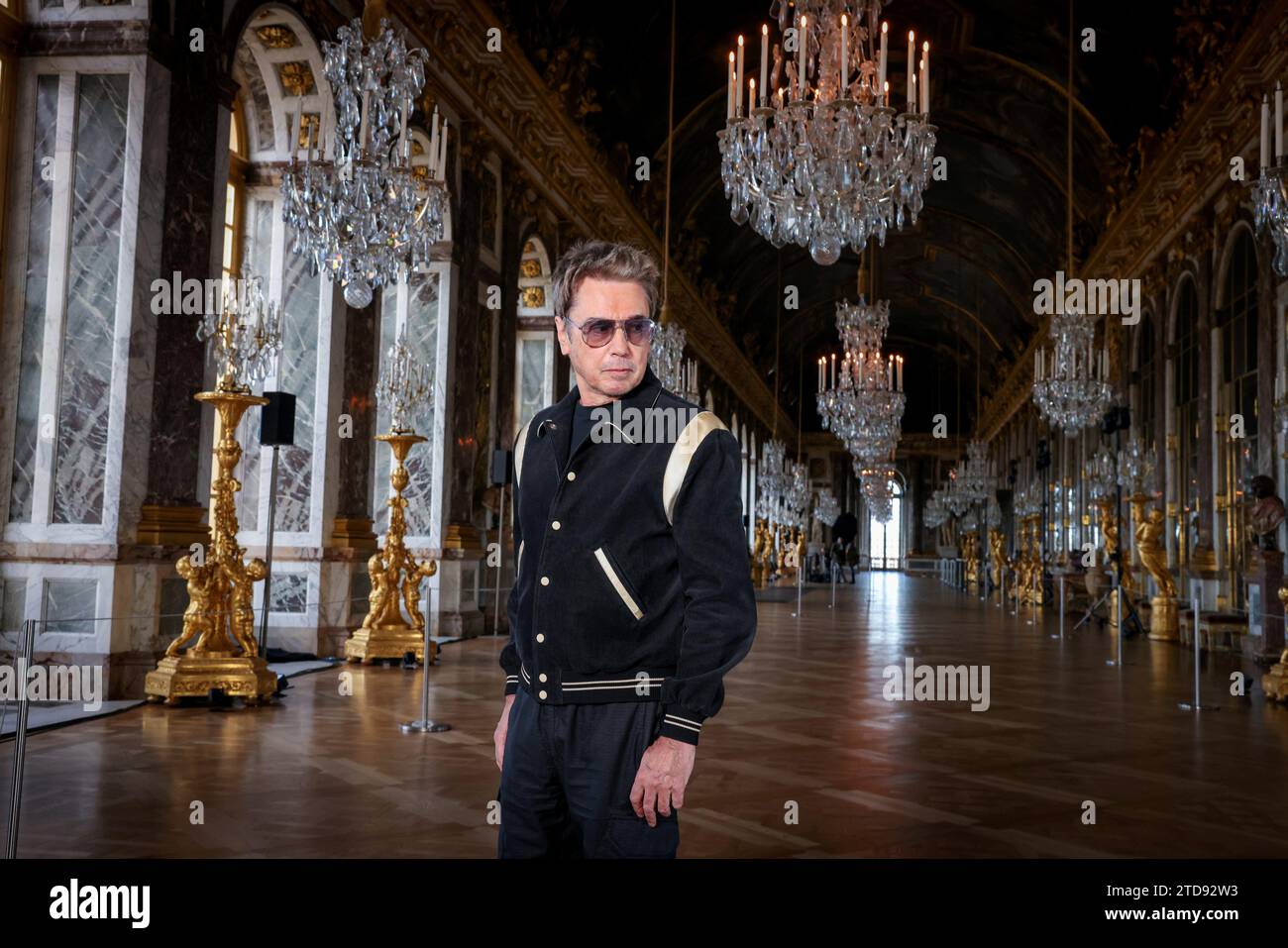 Versailles, France. 11 décembre 2023. © PHOTOPQR/LE PARISIEN/Fred Dugit ; Versailles ; 11/12/2023 ; Culture Versailles (78), le 11 décembre 2023 Portrait de Jean Michel Jarre à l'occasion de son concert du 25 décembre dans la galerie des glaces du château de Versailles. Versailles, France, 11 décembre 2023. Jean-Michel Jarre, pionnier français de la musique électronique, fêtera les 400 ans du Château de Versailles le jour de Noël 25 décembre *** Légende locale *** Jean Michel Jarre crédit : MAXPPP/Alamy Live News Banque D'Images