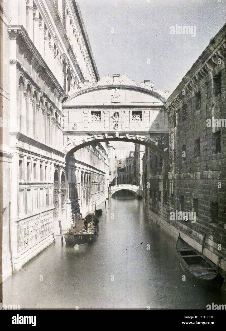 Venise, Italie Pont des Soupirs, Habitat, Architecture, Transports, Canal, génie civil, bateau, transport maritime, transport fluvial, lac, palais, Château, Pont, Italie, Venise, pont des Soupirs, Venise, 24/04/1918 - 24/04/1918, Cuville, Fernand, 1918 - Italie - Fernand Cuville - (Mars-août), Autochrome, photo, verre, Autochrome, photo, positif, vertical, taille 9 x 12 cm Banque D'Images