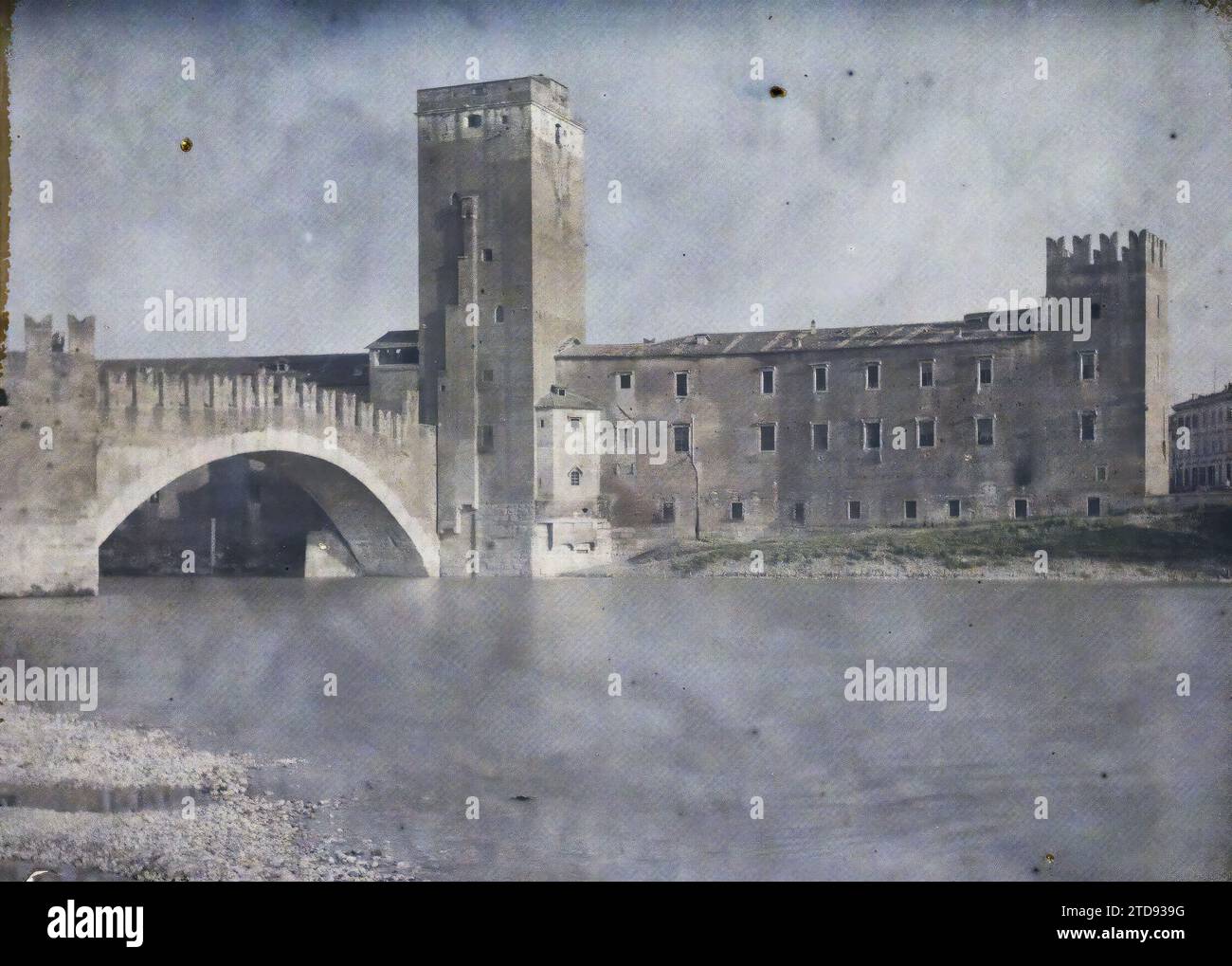 Vérone, Italie Castel Vecchio et le Pont Scaliger, Habitat, Architecture, Rivière, Génie civil, architecture civile publique, Architecture fortifiée, fortifications, Palais, Château, pont, Italie, Vérone, Vieux Château, Vérone, 03/05/1918 - 03/05/1918, Cuville, Fernand, 1918 - Italie - Fernand Cuville - (Mars-août), Autochrome, photo, verre, Autochrome, photo, positif, horizontal, taille 9 x 12 cm Banque D'Images