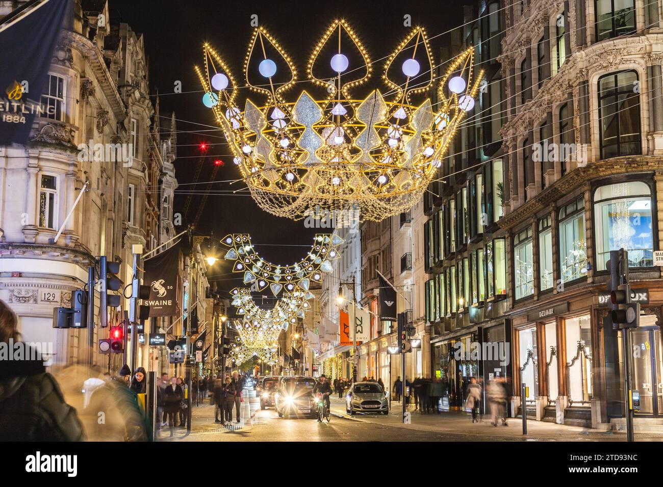 LONDRES, Royaume-Uni - 18 NOVEMBRE 2023 : décorations de Noël festives le long de New Bond Street dans le centre de Londres pendant les vacances. Les gens et la circulation peuvent être vus Banque D'Images