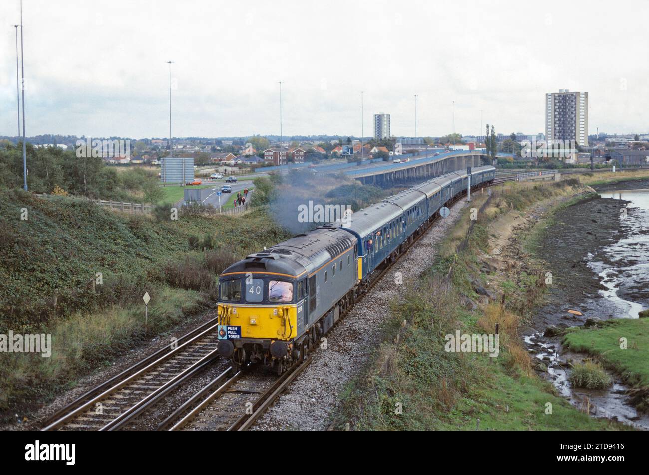 Une locomotive diesel de classe 33 numéro 33116 avec le 4TC rénové définit 410 et 417 formant Hertfordshire Rail Tours 'The Kinky Newtt' push-pull railtour sur la chaussée de Totton. 10 octobre 1993. Banque D'Images