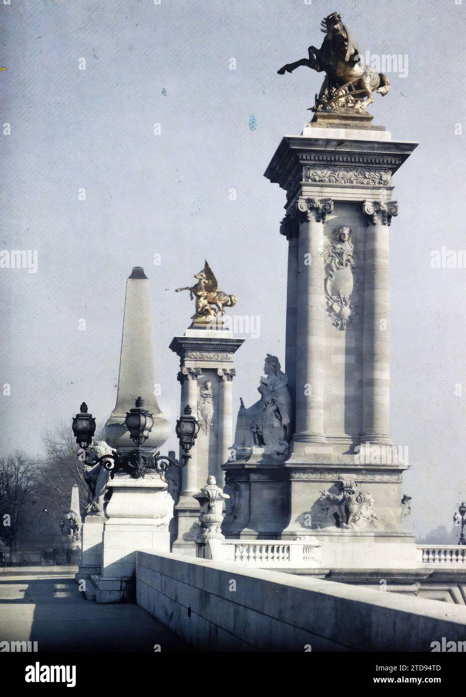 Paris (8e arr.), France l'entrée du pont Alexandre-III, logement, Architecture, Art, lampadaire, lampadaire, Statue, Génie civil, Sculpture, Architecture civile publique, pont, France, Paris, entrée du pont Alexandre III, arrondissement VIII, 19/02/1920 - 19/02/1920, Léon, Auguste, photographe, Autochrome, photo, verre, Autochrome, photo, positif, vertical, taille 9 x 12 cm Banque D'Images Paris (8e arr.), France l'entrée du pont Alexandre-III, logement, Architecture, Art, lampadaire, lampadaire, Statue, Génie civil, Sculpture, Architecture civile publique, pont, France, Paris, entrée du pont Alexandre III, arrondissement VIII, 19/02/1920 - 19/02/1920, Léon, Auguste, photographe, Autochrome, photo, verre, Autochrome, photo, positif, vertical, taille 9 x 12 cm Banque D'Images
