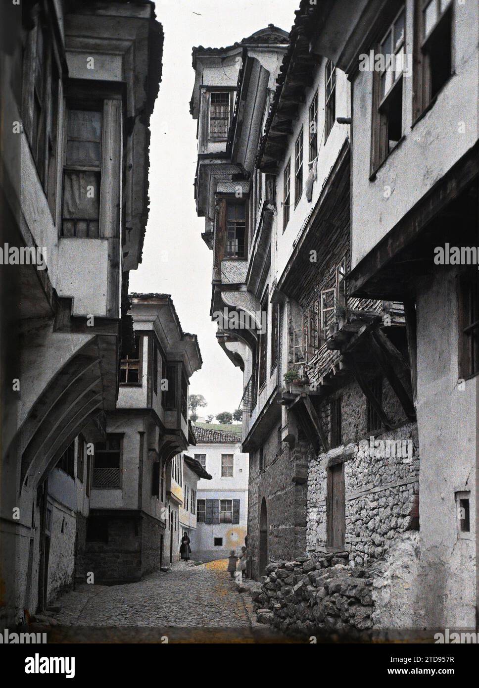 Ochrida (actuel Ohrid), Macédoine Maison de trois étages dans la vieille ville, Habitat, Architecture, logement, route pavée, balcon, loggia, rue, District, Serbie, Ochrida, la maison de trois étages dans la vieille ville, Ohrid, 01/05/1913 - 31/05/1913, Léon, Auguste, photographe, 1913 - Balkans - Léon Busy et Auguste Léon - (23 avril - 9 juin), Autochrome, photo, verre, Autochrome, photo, positif, vertical, taille 9 x 12 cm Banque D'Images