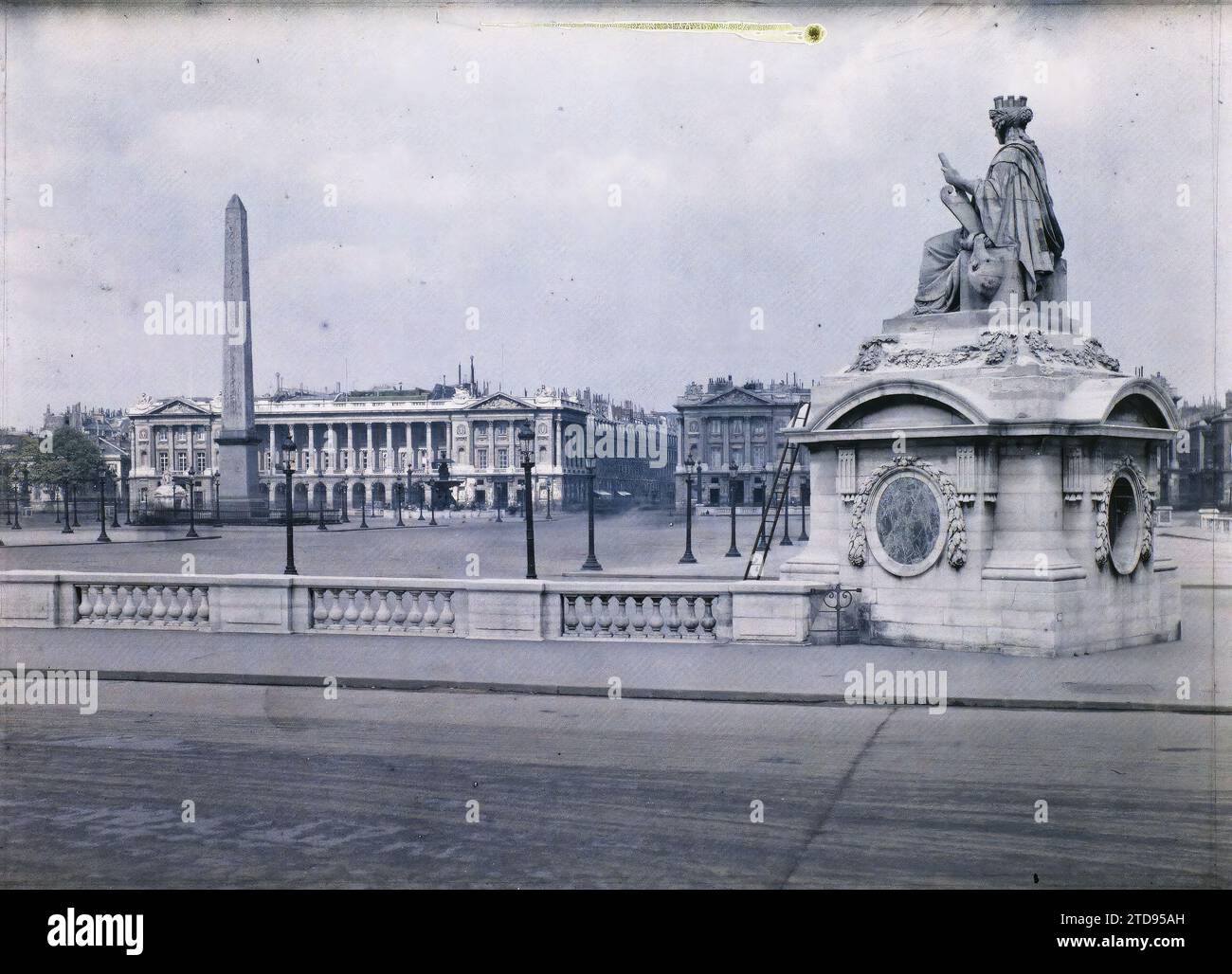 Paris (8e arrondissement), France place de la Concorde et la statue de Marseille, Art, Habitat, Architecture, réverbère, lampadaire, Obélisque, Statue, Sculpture, Architecture civile publique, hôtel particulier, place, Antiquité, Balustrade, France, Paris, place de la Concorde, Concorde, 22/04/1920 - 22/04/1920, Léon, Auguste, photographe, Autochrome, photo, verre, Autochrome, photo, positif, horizontal, taille 9 x 12 cm Banque D'Images