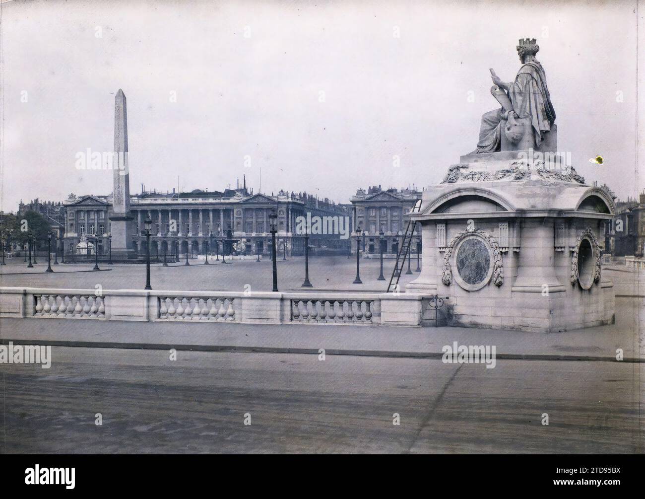 Paris (8e arrondissement), France place de la Concorde et la statue de Marseille, Art, Habitat, Architecture, réverbère, lampadaire, Obélisque, Statue, Sculpture, Architecture civile publique, hôtel particulier, place, Antiquité, Balustrade, France, Paris, place de la Concorde, Concorde, 22/04/1920 - 22/04/1920, Léon, Auguste, photographe, Autochrome, photo, verre, Autochrome, photo, positif, horizontal, taille 9 x 12 cm Banque D'Images