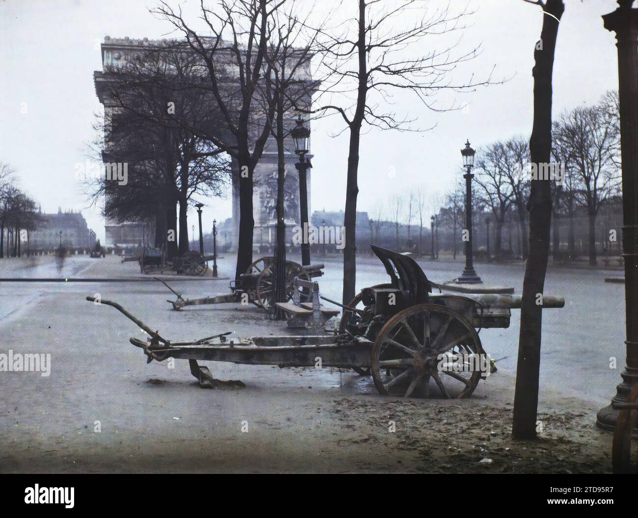 Paris (8e arr.), France canons exposés avenue des champs-Elysées, logement, Architecture, première Guerre mondiale, lampadaire, lampadaire, Architecture civile publique, Canon, Arc, arcade/arceau, après-guerre, France, Paris, l'Arc de Triomphe, champs-Elysées, 09/01/1919 - 09/01/1919, Léon, Auguste, photographe, Autochrome, photo, verre, Autochrome, photo, positif, horizontal, taille 9 x 12 cm Banque D'Images Paris (8e arr.), France canons exposés avenue des champs-Elysées, logement, Architecture, première Guerre mondiale, lampadaire, lampadaire, Architecture civile publique, Canon, Arc, arcade/arceau, après-guerre, France, Paris, l'Arc de Triomphe, champs-Elysées, 09/01/1919 - 09/01/1919, Léon, Auguste, photographe, Autochrome, photo, verre, Autochrome, photo, positif, horizontal, taille 9 x 12 cm Banque D'Images