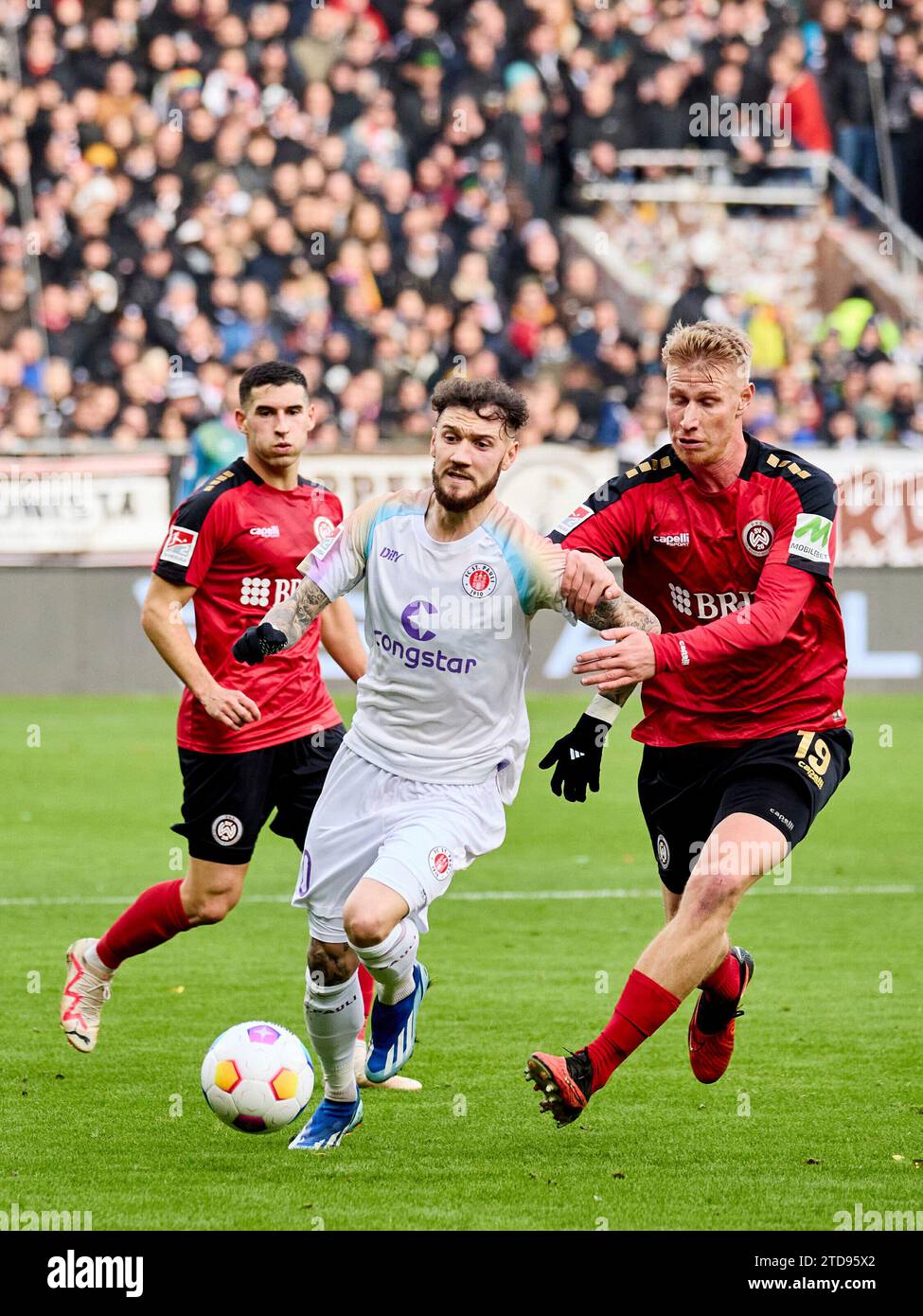 Hambourg, Deutschland. 17 décembre 2023. Marcel Hartel (FC St. Pauli #10) Bjarke Jacobsen (SV Wehen Wiesbaden, #19) im Zweikampf GER, FC St. Pauli vs. SV Wehen Wiesbaden, Fussball, Bundesliga, Spieltag 17, Spielzeit 2023/2024, 17.12.2023 photo : Eibner-Pressefoto/ Stephanie Zerbe LES RÈGLEMENTS DFB/DFL INTERDISENT TOUTE UTILISATION DE PHOTOGRAPHIES COMME SÉQUENCES D'IMAGES ET/OU QUASI-VIDÉO/dpa/Alamy Live News Banque D'Images