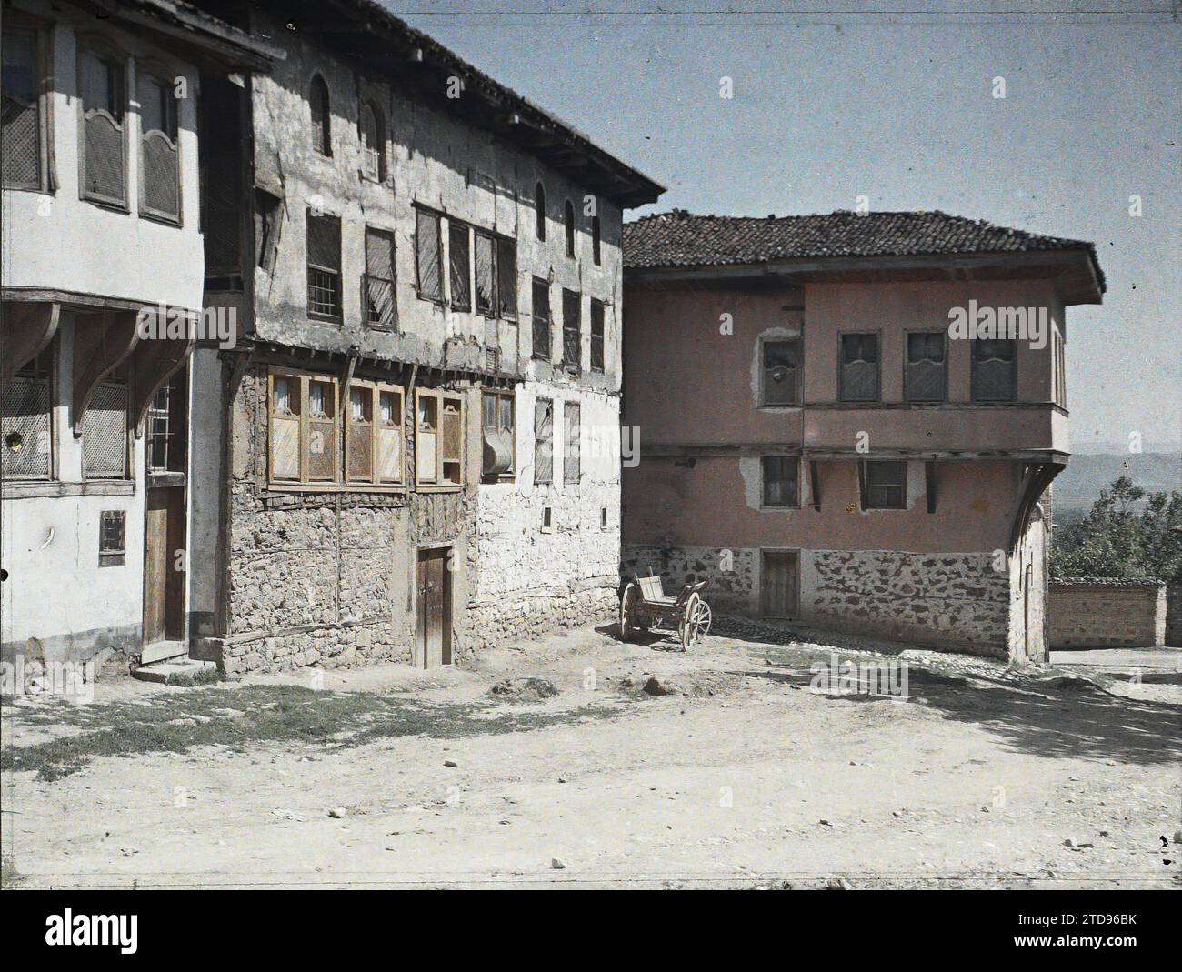 Bursa, Turquie Maisons autour d'un carré de terre, logement, Architecture, chariot, logement, place, Turquie asiatique, Bush, ancienne Maison de Mourad devant Mouradié, Bursa, 03/06/1913 - 03/06/1913, Léon, Auguste, photographe, 1913 - Balkans - Léon Busy et Auguste Léon - (23 avril - 9 juin), Autochrome, photo, verre, Autochrome, photo, positif, horizontal, taille 9 x 12 cm Banque D'Images