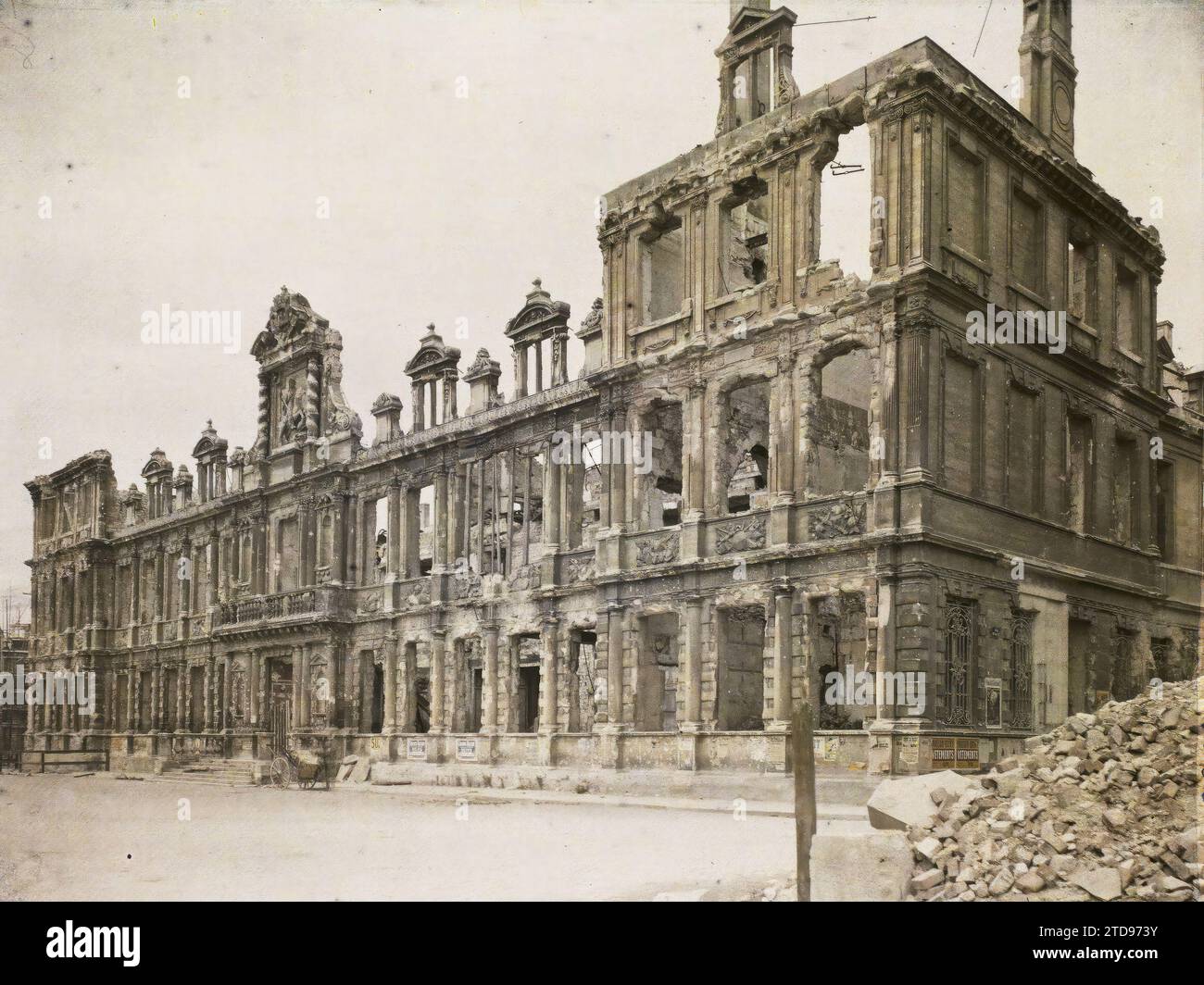 Reims, Marne, Champagne, France, Habitat, architecture, première Guerre mondiale, Art, Hôtel de ville, Hôtel de ville, architecture civile publique, colonne, ruines, bombardement, Renaissance, fronton, gravats, après-guerre, France, Reims, hôtel de ville, Reims, 26/08/1920 - 26/08/1920, Léon, Auguste, photographe, 1920 - Reims - Auguste Léon - (25-27 août), Autochrome, photo, verre, Autochrome, photo, positive Banque D'Images Reims, Marne, Champagne, France, Habitat, architecture, première Guerre mondiale, Art, Hôtel de ville, Hôtel de ville, architecture civile publique, colonne, ruines, bombardement, Renaissance, fronton, gravats, après-guerre, France, Reims, hôtel de ville, Reims, 26/08/1920 - 26/08/1920, Léon, Auguste, photographe, 1920 - Reims - Auguste Léon - (25-27 août), Autochrome, photo, verre, Autochrome, photo, positive Banque D'Images