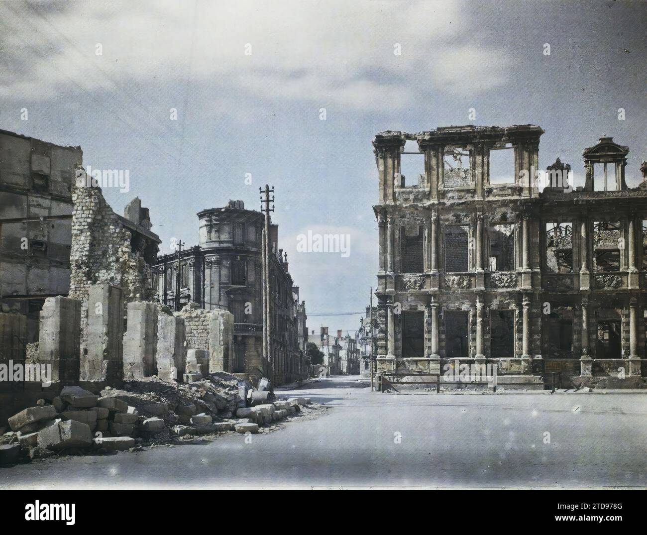 Reims, Marne, Champagne, France, logement, architecture, première Guerre mondiale, Art, Hôtel de ville, Hôtel de ville, architecture civile publique, colonne, ruines, bombardement, rue, quartier, Renaissance, gravats, après-guerre, France, Reims, Un coin de la mairie, Reims, 27/08/1920 - 27/08/1920, Léon, Auguste, photographe, 1920 - Reims - Auguste Léon - (25-27 août), Autochrome, photo, verre, Autochrome, photo, positive Banque D'Images Reims, Marne, Champagne, France, logement, architecture, première Guerre mondiale, Art, Hôtel de ville, Hôtel de ville, architecture civile publique, colonne, ruines, bombardement, rue, quartier, Renaissance, gravats, après-guerre, France, Reims, Un coin de la mairie, Reims, 27/08/1920 - 27/08/1920, Léon, Auguste, photographe, 1920 - Reims - Auguste Léon - (25-27 août), Autochrome, photo, verre, Autochrome, photo, positive Banque D'Images