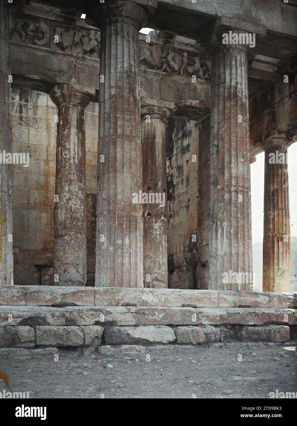 Athènes, Grèce le Temple d'Héphaistos ('Théseion'), la façade ouest avec la frise murale représentant les batailles entre les Lapithes et les Centaures, Habitat, Architecture, Art, religion, Temple, vestige archéologique, Sculpture, Portico, Bas-relief, colonne, polythéisme gréco-romain, Antiquité, Architecture religieuse, Grèce, Athènes, Théseion ; trois colonnes et frise, Athènes, 08/10/1913 - 08/10/1913, Léon, Auguste, photographe, 1913 - Balkans, Italie - Léon Busy et Auguste Léon - (septembre - 23 octobre), Autochrome, photo, verre, Autochrome, photo, positif, vertical Banque D'Images