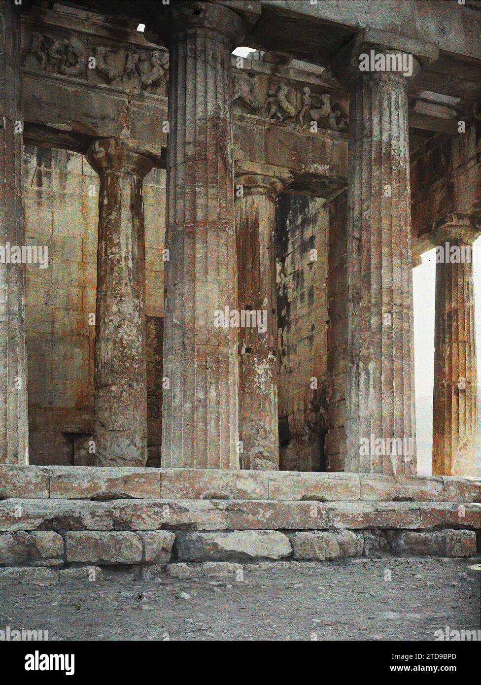 Athènes, Grèce le Temple d'Héphaistos ('Théseion'), la façade ouest avec la frise murale représentant les batailles entre les Lapithes et les Centaures, Habitat, Architecture, Art, religion, Temple, vestige archéologique, Sculpture, Portico, Bas-relief, colonne, polythéisme gréco-romain, Antiquité, Architecture religieuse, Grèce, Athènes, Théseion ; trois colonnes et frise, Athènes, 08/10/1913 - 08/10/1913, Léon, Auguste, photographe, 1913 - Balkans, Italie - Léon Busy et Auguste Léon - (septembre - 23 octobre), Autochrome, photo, verre, Autochrome, photo, positif, vertical Banque D'Images