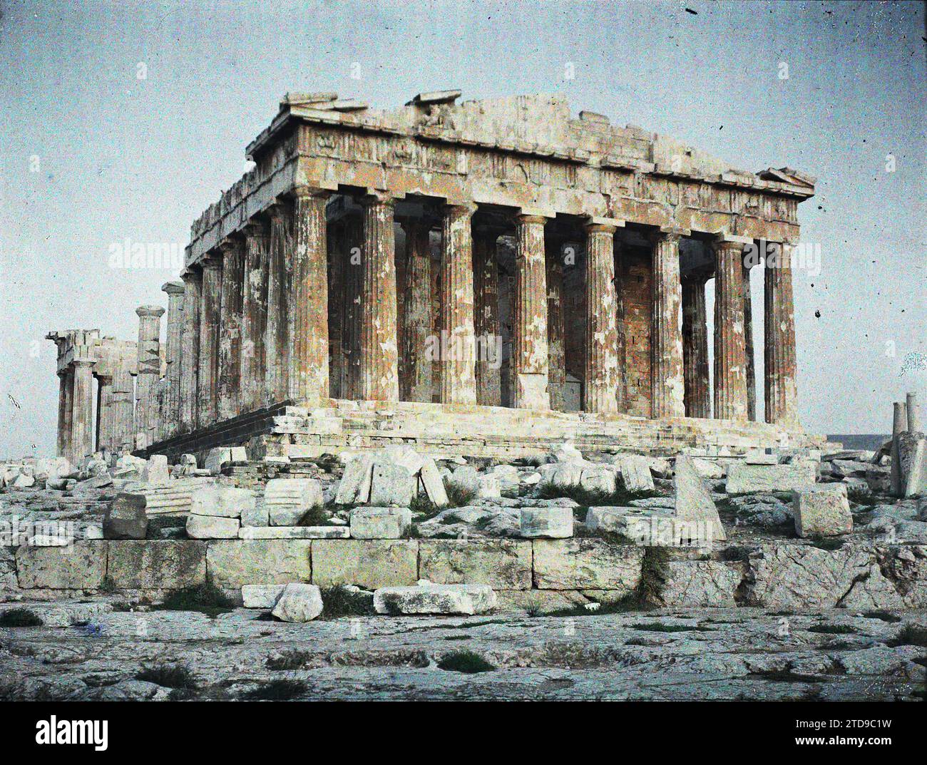 Athènes, Grèce sur l'Acropole le Parthénon. Vue d'ensemble (avec la colonade extérieure) du côté ouest, Habitat, Architecture, religion, Art, Temple, vestiges archéologiques, coucher de soleil, lever du soleil, Portico, colonne, polythéisme gréco-romain, Antiquité, Pediment, Architecture religieuse, Grèce, Athènes, tout le Parthénon illuminé au soleil couchant, Athènes, 01/10/1913 - 31/10/1913, Léon, Auguste, photographe, 1913 - Balkans - Léon Busy et Auguste Léon - (23 avril - 9 juin), Autochrome, photo, verre, Autochrome, photo, positif, horizontal Banque D'Images