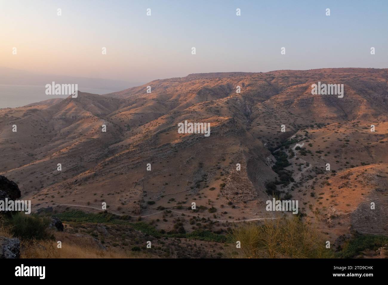 Vue sur la vallée de Nahal Ein Gev lors d'un coucher de soleil d'été face au Nord. Banque D'Images