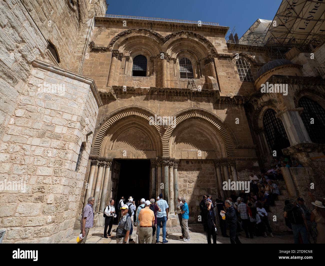 Les visiteurs se rassemblent à l'entrée de l'église du Saint-Sépulcre de Jérusalem. Banque D'Images