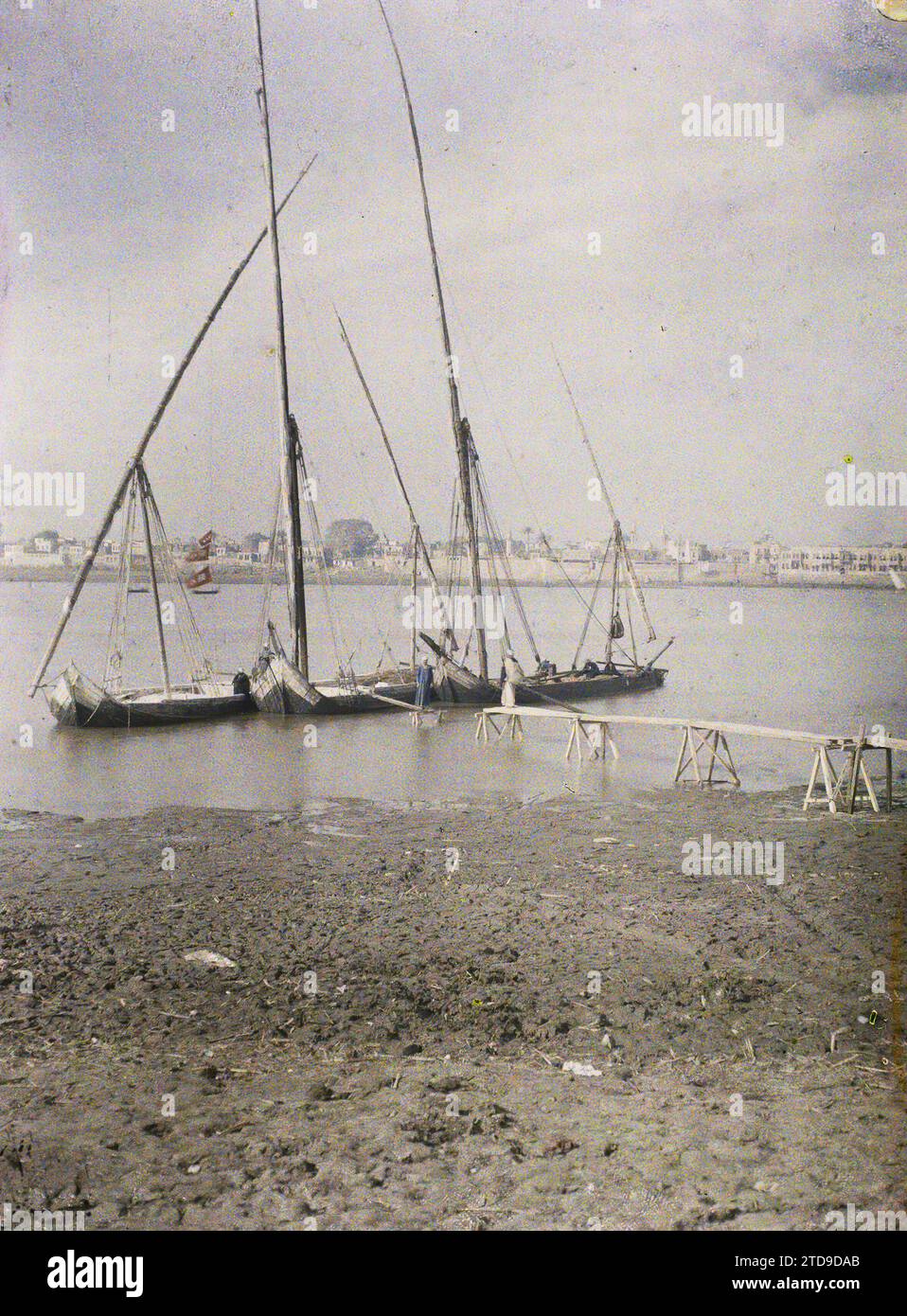 Le Caire, Egypte, Afrique Feluccas amarré sur les rives du Nil, face à la ville de Gizeh, Habitat, Architecture, Transports, Rivière, bateau, Panorama des zones urbaines, transport fluvial et lacustre, Egypte, Vieux Caire, rives du Nil ; -en premier plan, bateaux, -en arrière-plan, Gyzeh, le Caire, le Nil, 04/01/1914 - 04/01/1914, Léon, Auguste, photographe, 1914 - Egypte - Auguste Léon - (janvier-février), Autochrome, photo, verre, Autochrome, photo, positif, vertical, taille 9 x 12 cm Banque D'Images