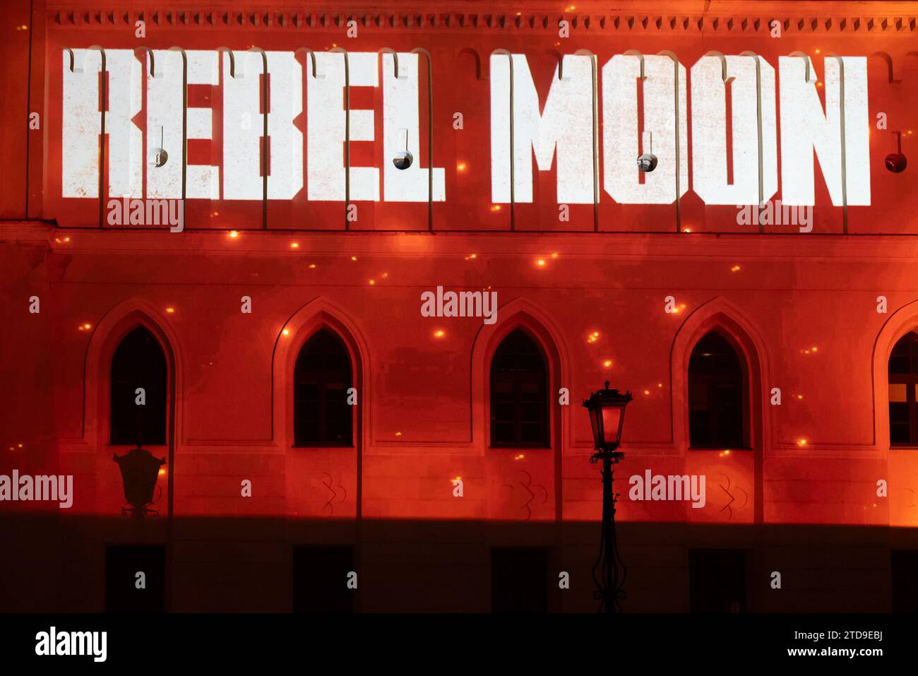 Lublin, Pologne 17 décembre 2023-le château de nuit éclairé par une installation de lumières, et des planètes comme une publicité du film Rebel Moon par Netflix Banque D'Images