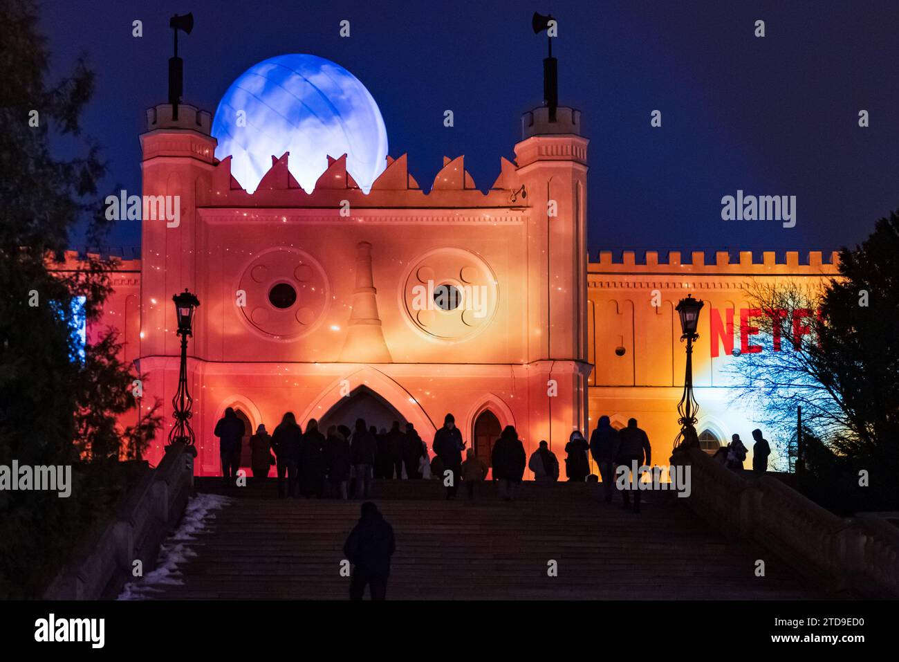 Lublin, Pologne 17 décembre 2023-le château de nuit éclairé par une installation de lumières, et des planètes comme une publicité du film Rebel Moon par Netflix Banque D'Images