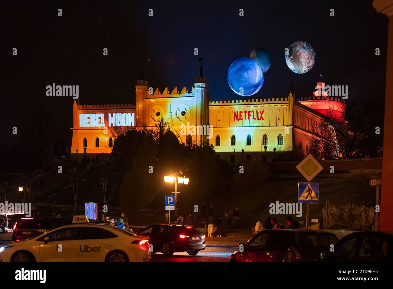 Lublin, Pologne 17 décembre 2023-le château de nuit éclairé par une installation de lumières, et des planètes comme une publicité du film Rebel Moon par Netflix Banque D'Images