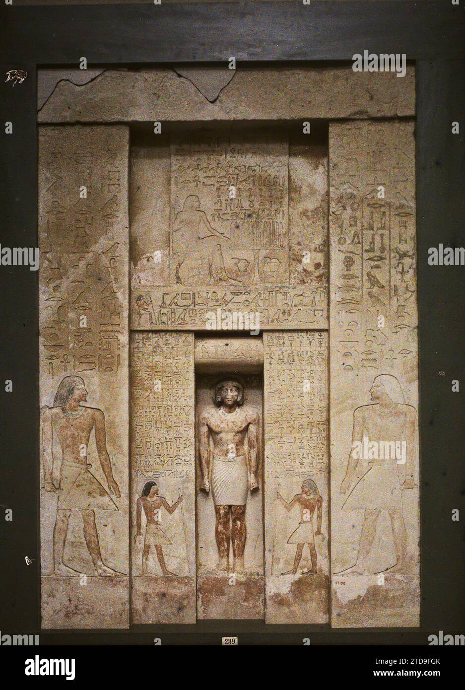 Le Caire, Egypte, Afrique Stèle d'Itéti entouré de ses deux fils au musée égyptien, Habitat, Architecture, Art, religion, statue, Musée, Stèle, Architecture funéraire, Sculpture, bas-relief, peinture, polythéisme égyptien, décoration sculptée, hiéroglyphe, architecture religieuse, Egypte, Musée du Caire, Stèle de Atôti, vient de Sakkara (Musée du Caire), le Caire, 09/01/1914 - 09/01/1914, Léon, Auguste, photographe, 1914 - Egypte - Auguste Léon - (janvier-février), Autochrome, photo, verre, Autochrome, photo, positif, vertical, taille 9 x 12 cm Banque D'Images