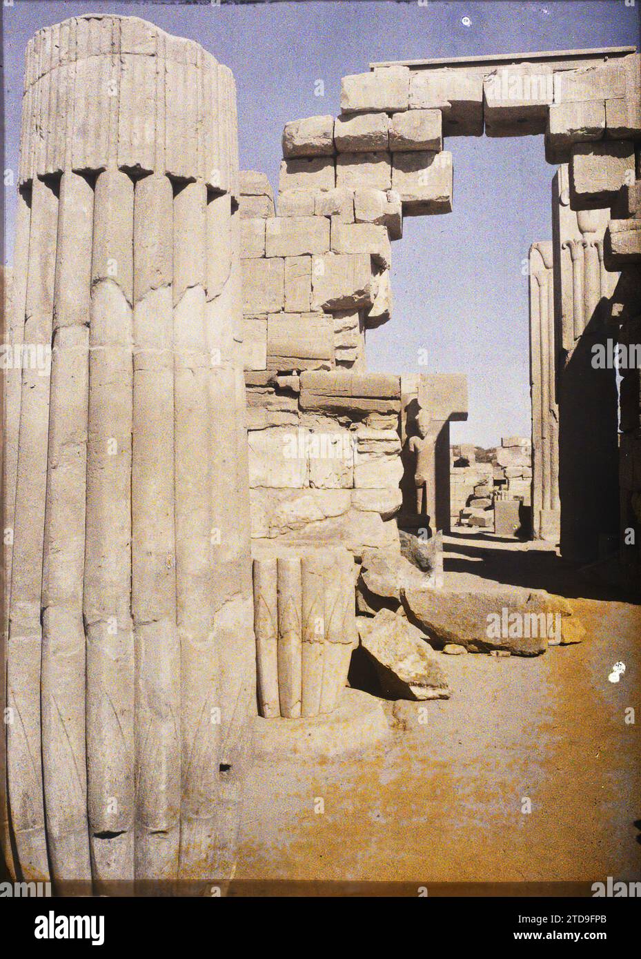 Karnak, Égypte, Afrique zone entre le 4e et le 5e pylônes, Habitat, Architecture, Art, religion, statue, Temple, vestige archéologique, Lotus, Sculpture, bas-relief, colonne, polythéisme égyptien, Egypte, Karnak, vue vers la construction de Taharqa., Karnak, 12/01/1914 - 12/01/1914, Léon, Auguste, photographe, 1914 - Egypte - Auguste Léon - (janvier-février), Autochrome, photo, verre, Autochrome, photo, positif, vertical, taille 9 x 12 cm Banque D'Images