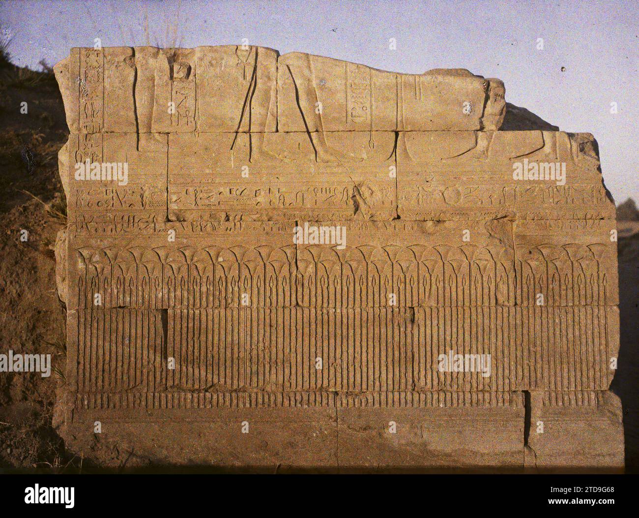Karnak, Egypte, Afrique Bas-relief à l'entrée du temple de Mut, Habitat, Architecture, Art, religion, Temple, vestige archéologique, Lotus, Sculpture, Bas-relief, polythéisme égyptien, décoration sculptée, Egypte, Karnak, Frise de l'entrée du temple de Mut., Karnak, 13/01/1914 - 13/01/1914, Léon, Auguste, photographe, 1914 - Egypte - Auguste Léon - (janvier-février), Autochrome, photo, verre, Autochrome, photo, positif, horizontal, taille 9 x 12 cm Banque D'Images