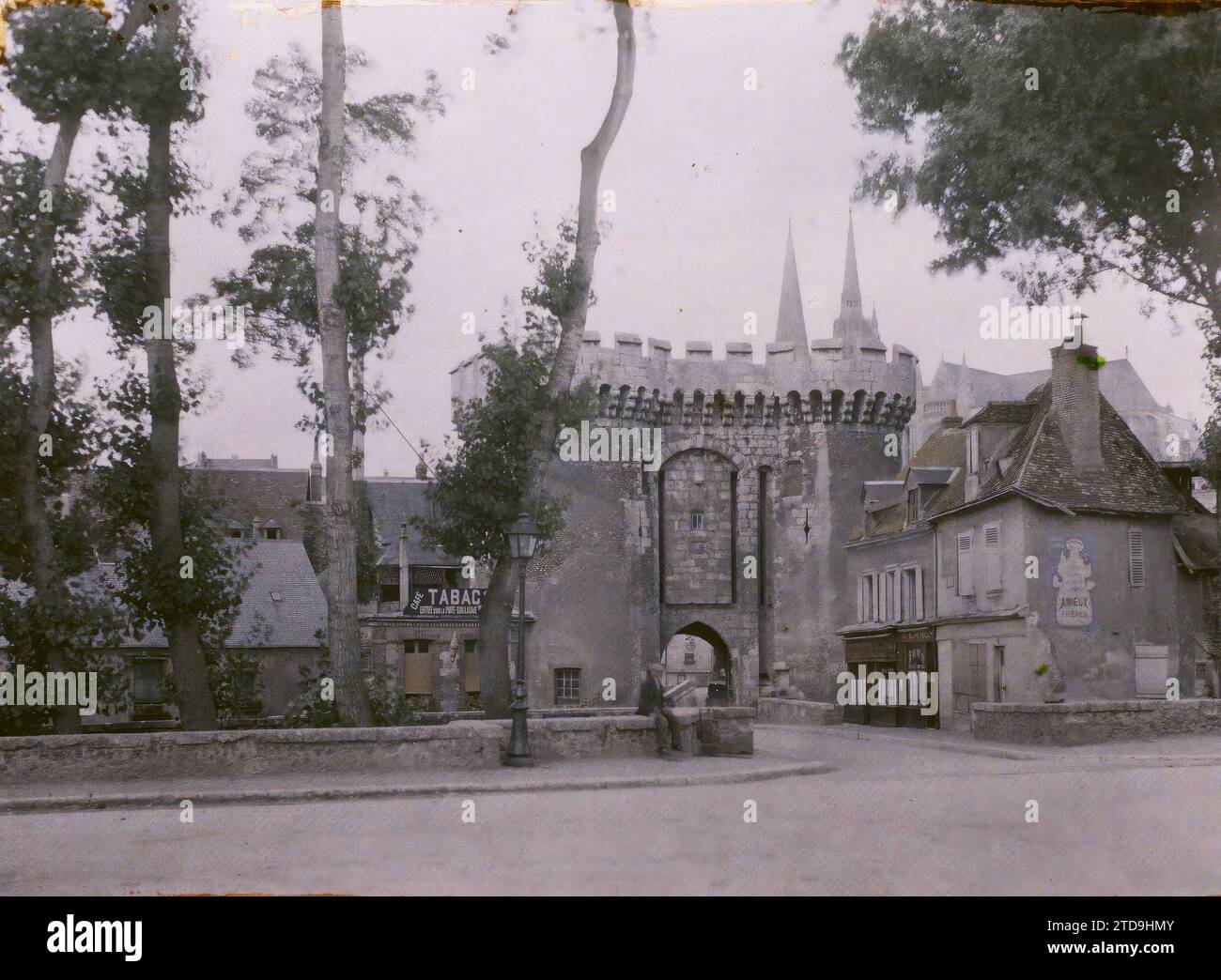 Chartres, France porte Guillaume, Inscription, information, Habitat, architecture, Art, Quai, Inscription commerciale, Architecture fortifiée, rue, quartier, porte, Moyen âge, France, Chartres, porte Guillaume, Chartres, 18/08/1922 - 18/08/1922, Léon, Auguste, photographe, 1922 - Chartres (Eure-et-Loir) - Auguste Léon - (août), Autochrome, photo, verre, Autochrome, photo, positif, horizontal, taille 9 x 12 cm Banque D'Images