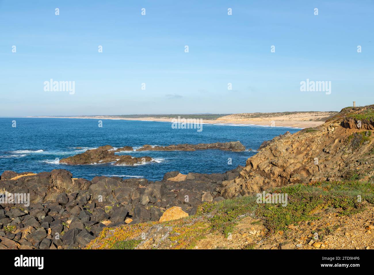 Sur la plage près de la ville de Sines au Portugal Banque D'Images