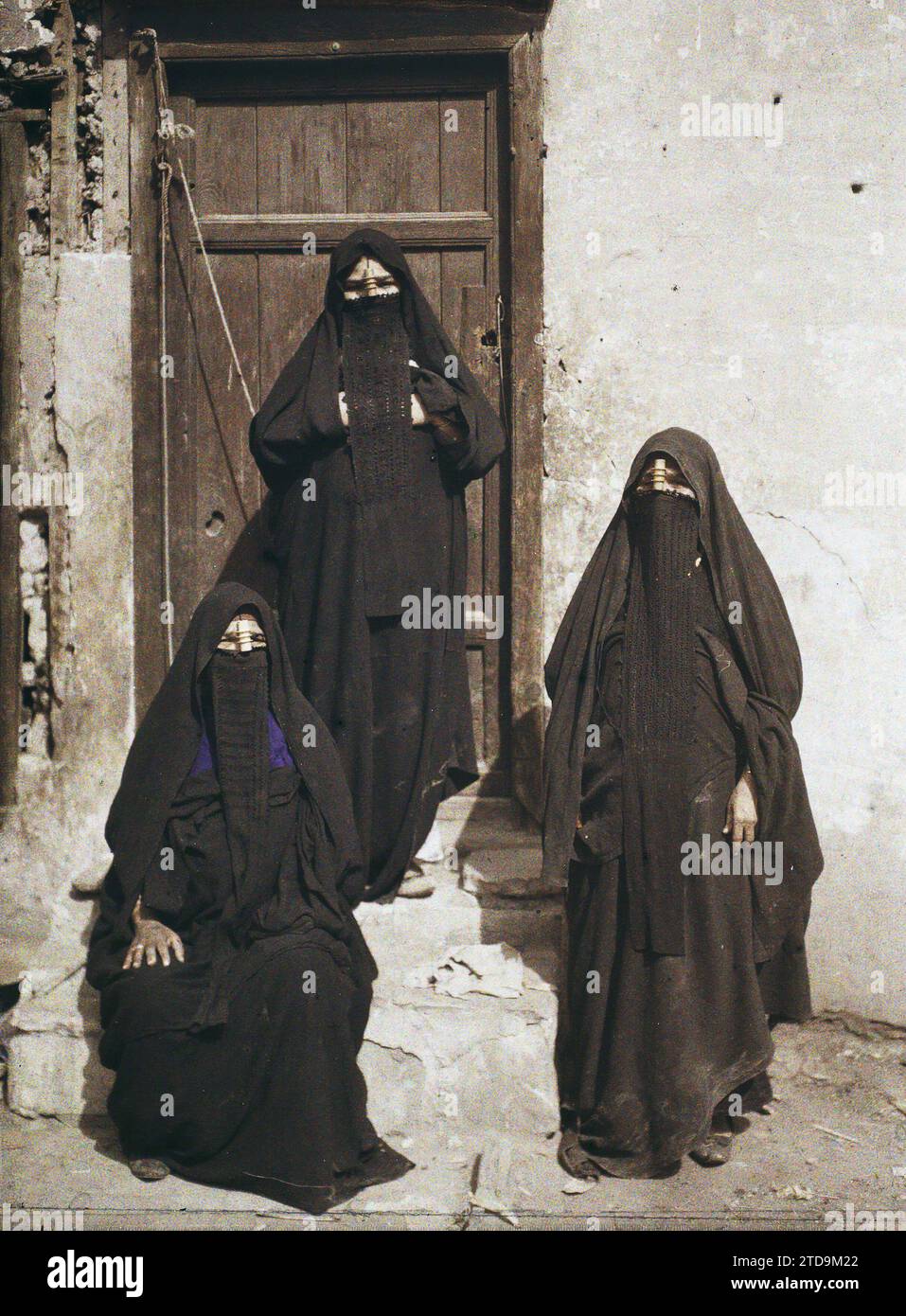 Caire, Egypte, Afrique trois femmes arabes portant des voiles, gens, vêtements, religion, femme, costume, Islam, Portrait de Groupe, Egypte, Caire, femmes arabes (tube de cuivre), le Caire, 10/02/1914 - 10/02/1914, Léon, Auguste, photographe, 1914 - Egypte - Auguste Léon - (janvier-février), Autochrome, photo, verre, Autochrome, photo, positif, vertical, taille 9 x 12 cm Banque D'Images