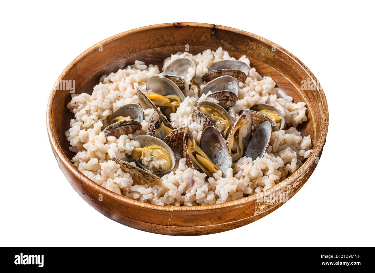 Risotto aux palourdes et fruits de mer dans une assiette en bois. Isolé sur fond blanc Banque D'Images