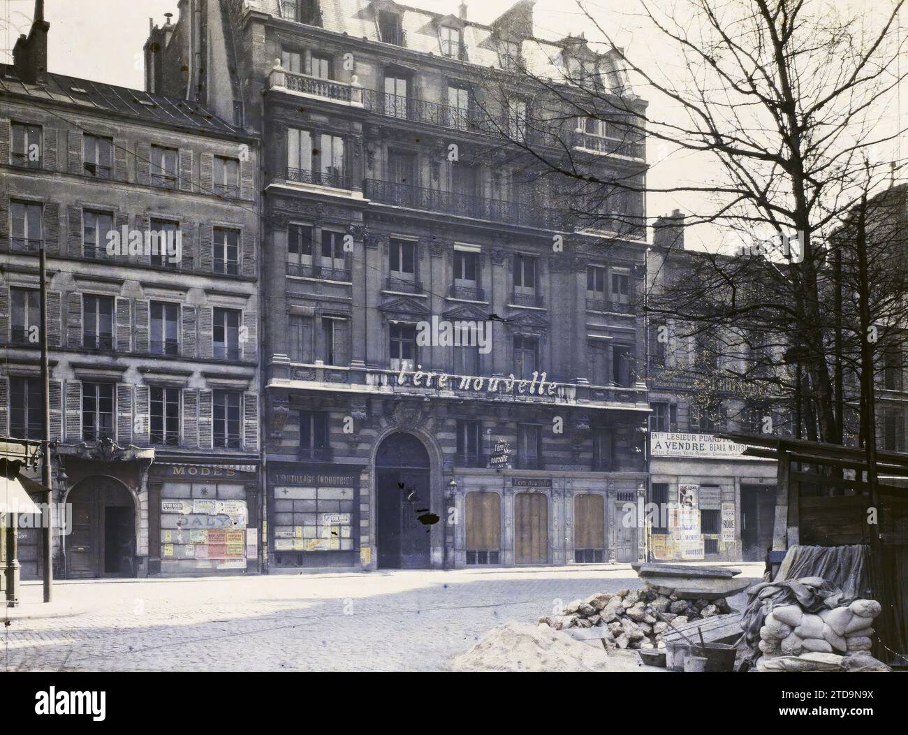 Paris (9e arr.), France Maisons expropriées rue Taitbout, pour la construction du boulevard Haussmann, logement, Architecture, immatriculation, informations, signe, œuvres, enregistrement commercial, gravats, France, Paris, rue Taitbout, Maisons expropriées pour la construction du BD Haussmann (Maisons face au Boulevard), arrondissement IX, 02/04/1923 - 02/04/1923, Léon, Auguste, photographe, Autochrome, photo, verre, Autochrome, photo, positif, horizontal, taille 9 x 12 cm Banque D'Images