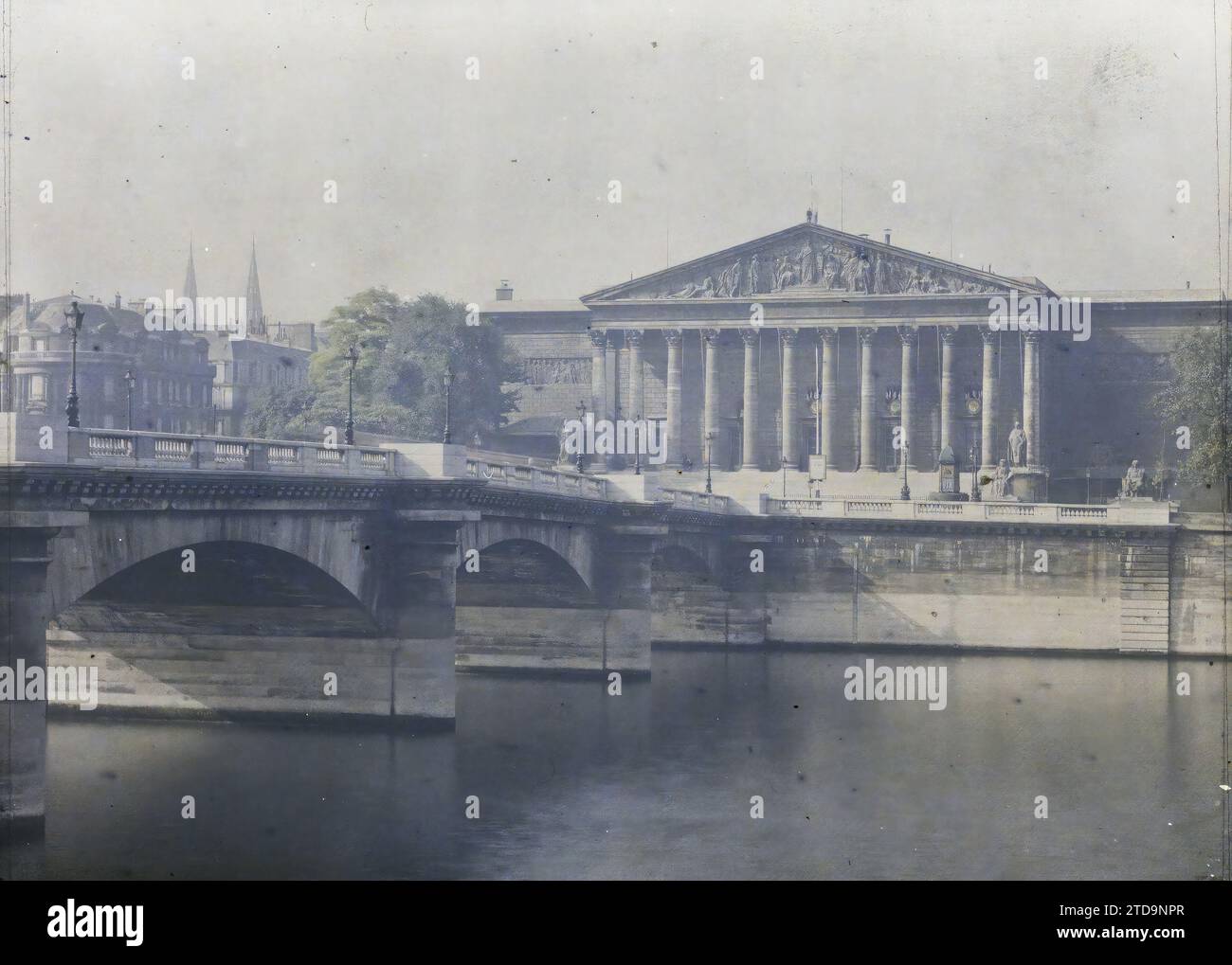 Paris (7e arrondissement), France le Pont de la Concorde et le Palais Bourbon, Assemblée nationale actuelle, logement, Architecture, Rivière, génie civil, Architecture civile publique, Quai, Bas-relief, colonne, fronton, Palais, Château, Pont, France, Paris, Pont de la Concorde et Palais Bourbon, Assemblée nationale, Concorde, 13/07/1923 - 13/07/1923, Léon, Auguste, photographe, Autochrome, photo, verre, autochrome, photo, positif, horizontal, taille 9 x 12 cm Banque D'Images