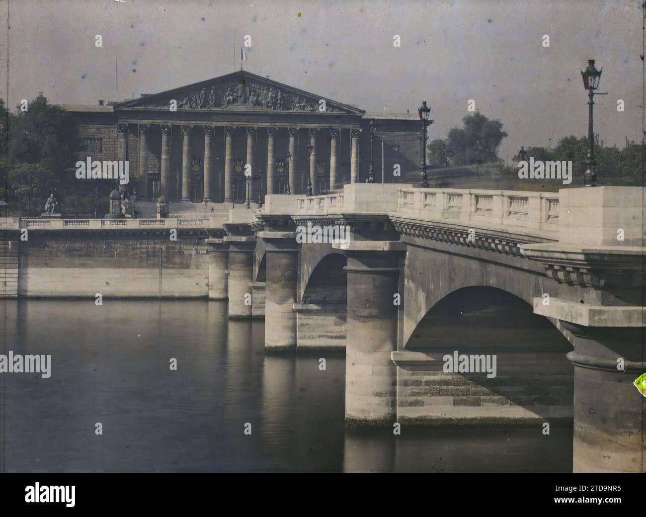 Paris (7e arrondissement), France le Pont de la Concorde et le Palais Bourbon, Assemblée nationale actuelle, logement, Architecture, Rivière, génie civil, Architecture civile publique, Quai, Bas-relief, colonne, fronton, Palais, Château, Pont, France, Paris, Pont de la Concorde et Palais Bourbon, Assemblée nationale, Concorde, 13/07/1923 - 13/07/1923, Léon, Auguste, photographe, Autochrome, photo, verre, autochrome, photo, positif, horizontal, taille 9 x 12 cm Banque D'Images