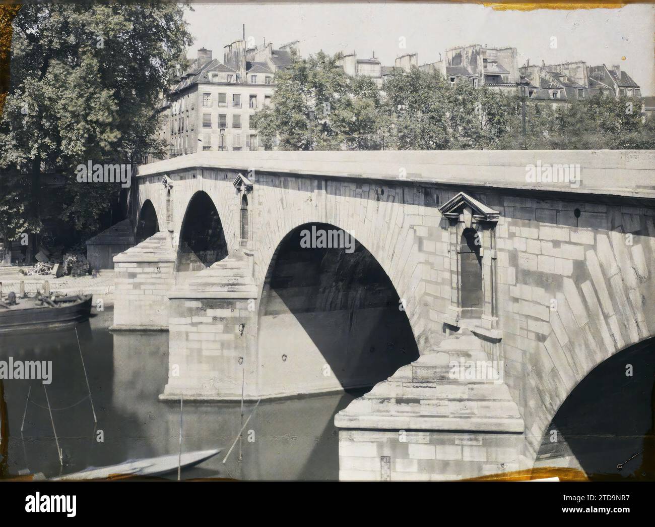 Paris (IVème arr.), France le Pont Marie depuis le Quai de Bourbon, Habitat, Architecture, Transports, Rivière, génie civil, Architecture civile publique, Quai, bateau, décoration sculptée, transport fluvial, lac, Pont, France, Paris, le Pont Marie, côté Ouest, arrondissement IV, 13/07/1923 - 13/07/1923, Léon, Auguste, photographe, Autochrome, photo, verre, autochrome, photo, positif, horizontal, taille 9 x 12 cm Banque D'Images