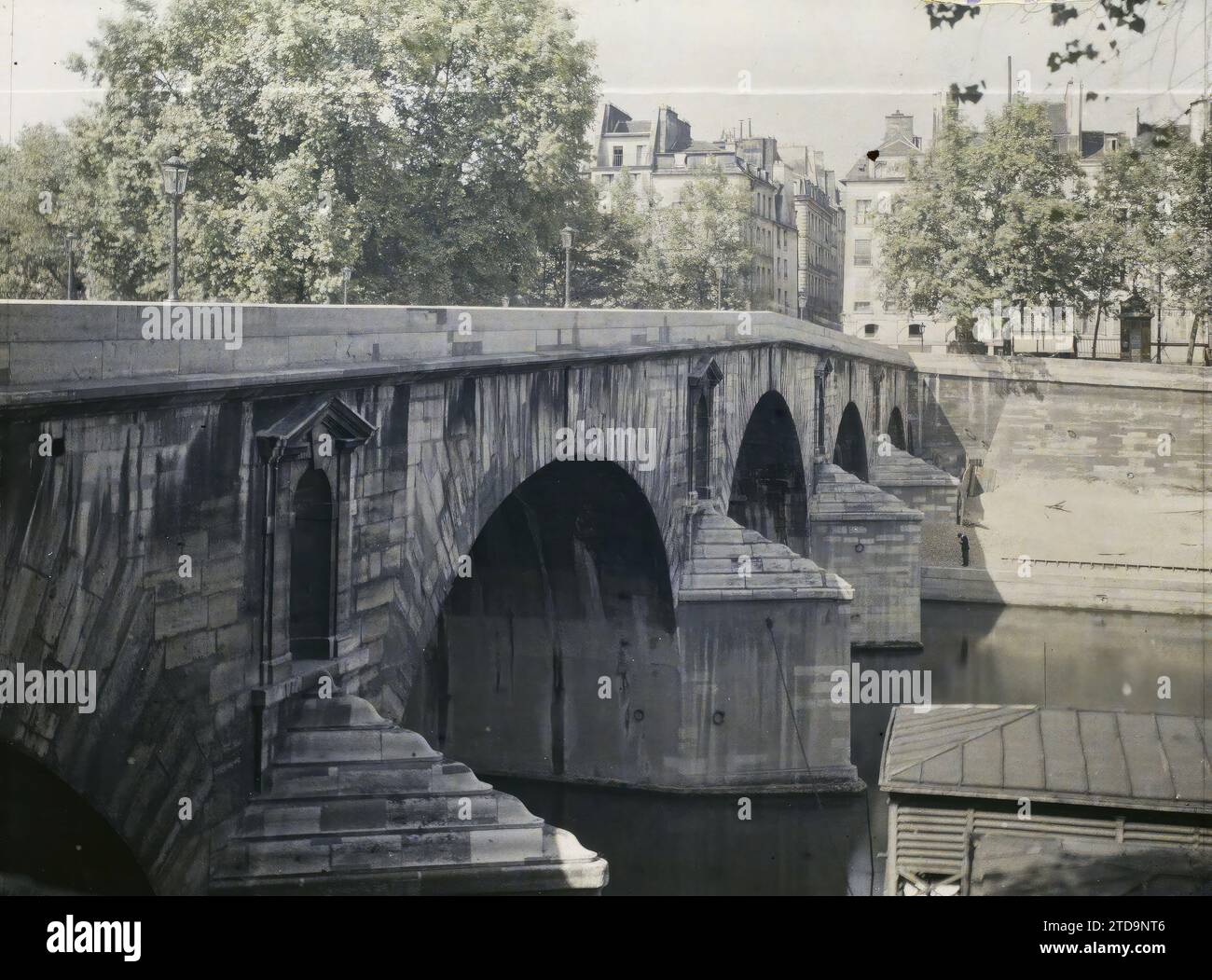 Paris (IVème arr.), France le Pont Marie depuis le Quai d'Anjou, Habitat, Architecture, Transports, Rivière, génie civil, Architecture civile publique, lavoir, Quai, bateau, décor sculpté, transport fluvial, lac, Pont, France, Paris, le Pont Marie, East Side, arrondissement IV, 13/07/1923 - 13/07/1923, Léon, Auguste, photographe, Autochrome, photo, verre, Autochrome, photo, positif, horizontal, taille 9 x 12 cm Banque D'Images
