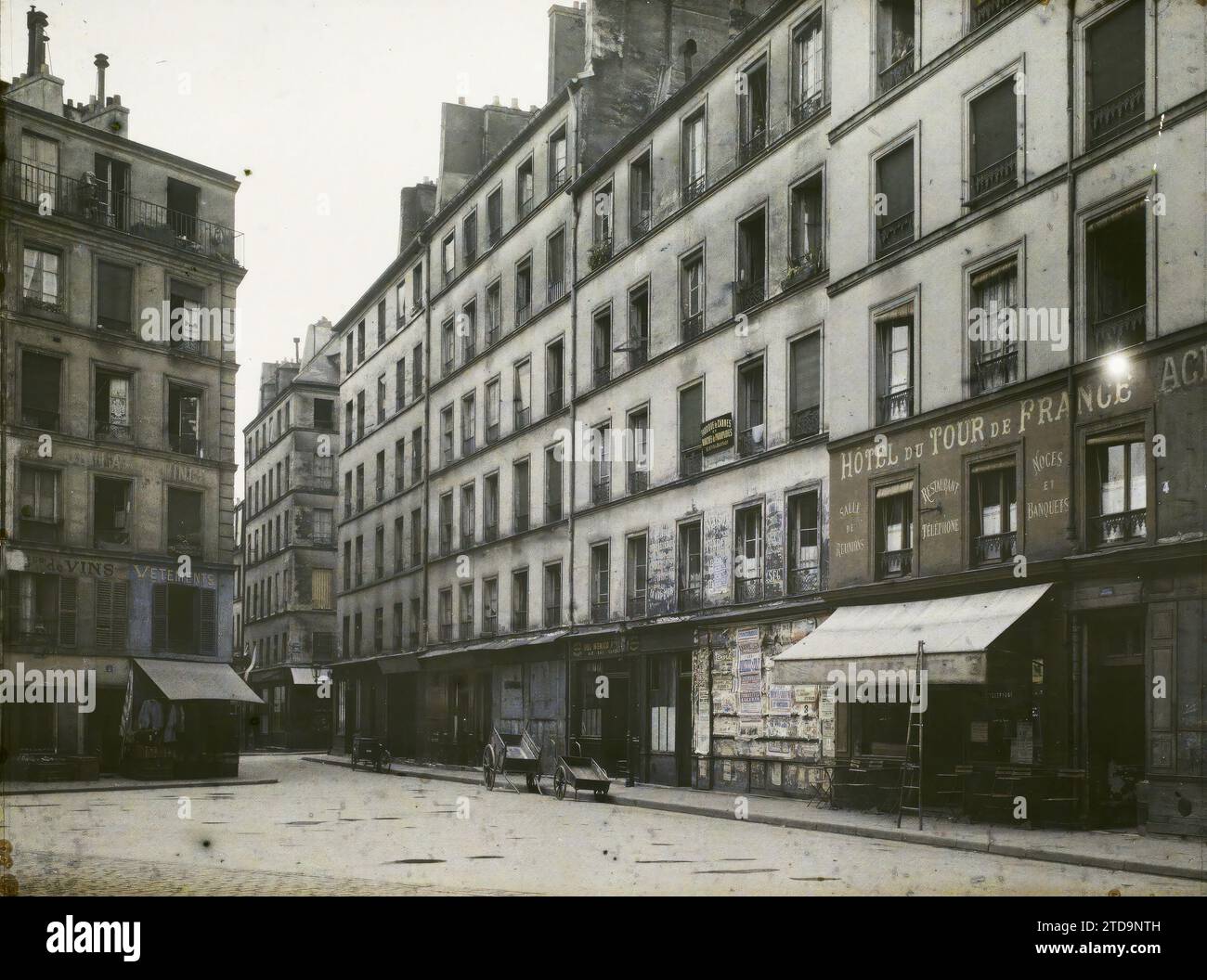 Paris (IIIe arr), France rue de la Corderie, de rue Dupetit-Thouars, activité économique, immatriculation, informations, logement, Architecture, Boutique, magasin, enregistrement commercial, chariot, rue, district, magasin, marquise, restauration, hôtellerie, France, Paris, rue de la Corderie, arrondissement III, 25/07/1923 - 25/07/1923, Léon, Auguste, photographe, Autochrome, photo, verre, Autochrome, photo, positif, horizontal, taille 9 x 12 cm Banque D'Images