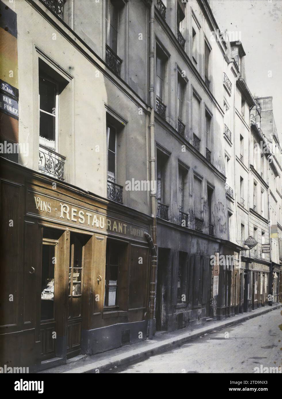 Paris (3e arr.), France rue du Forez, Inscription, information, logement, Architecture, activité économique, enseigne, immatriculation commerciale, rue, quartier, restaurants, Hôtels, France, Paris, rue du Forez, arrondissement III, 25/07/1923 - 25/07/1923, Léon, Auguste, photographe, autochrome, photo, verre, autochrome, photo, positif, vertical, taille 9 x 12 cm Banque D'Images