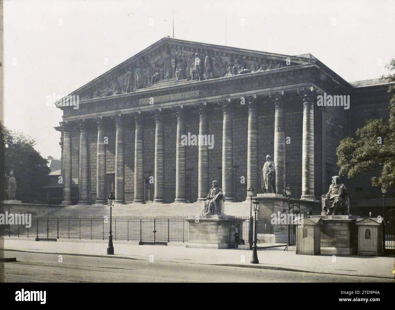 Paris (7e arr.), France le Palais Bourbon ou Chambre des députés, Assemblée nationale actuelle, Art, logement, Architecture, lampadaire, lampadaire, Statue, Sculpture, Architecture civile publique, Quay, Sentry Box, bas-relief, colonne, Pediment, palais, Château, France, Paris, la Chambre des députés (Palais Bourbon) façade s/ la Seine, Assemblée nationale, 09/08/1923 - 09/08/1923, Léon, Auguste, photographe, Autochrome, photo, verre, Autochrome, photo, positif, horizontal, taille 9 x 12 cm Banque D'Images