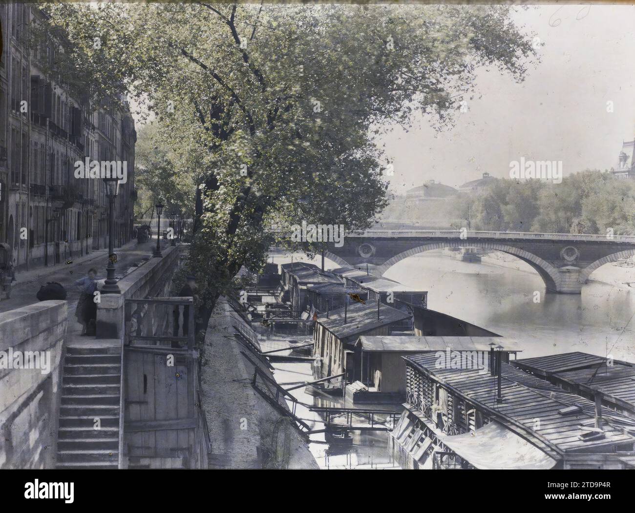 Paris (IVème arr.), France les bateaux de lavage quai de Bourbon, êtres humains, Habitat, Architecture, Femme, rivière, Génie civil, Architecture civile publique, bateau de lavage, Quai, pont, France, Paris, le Quai Bourbon et les lavoirs, arrondissement IV, 16/08/1923 - 16/08/1923, Léon, Auguste, photographe, Autochrome, photo, verre, Autochrome, photo, positif, horizontal, taille 9 x 12 cm Banque D'Images