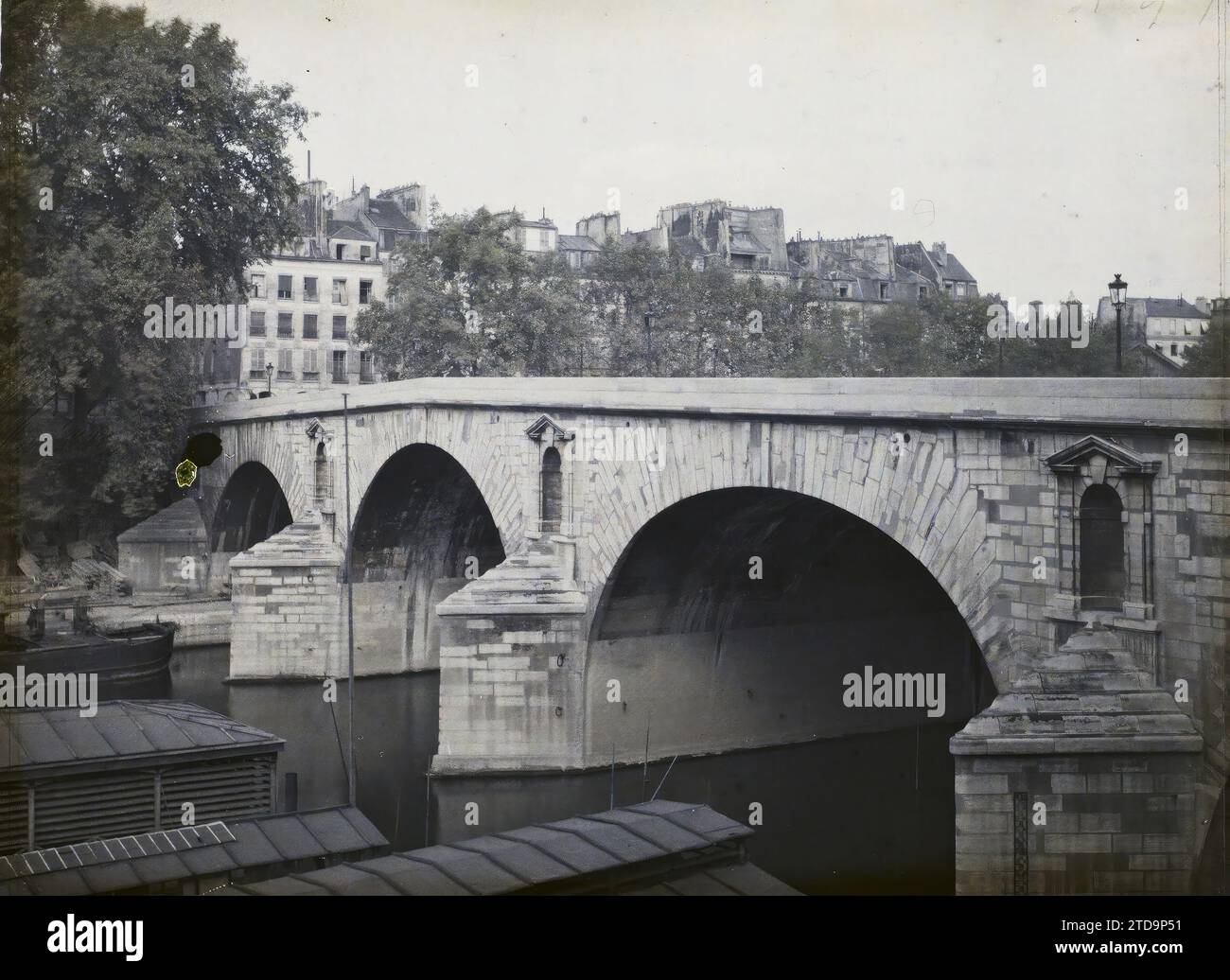 Paris (IVème arr.), France le Pont Marie depuis le Quai de Bourbon, Habitat, Architecture, Transports, Rivière, génie civil, Architecture civile publique, Quai, bateau, décoration sculptée, transport fluvial, lac, Pont, France, Paris, le Pont Marie, face ouest, arrondissement IV, 16/08/1923 - 16/08/1923, Léon, Auguste, photographe, Autochrome, photo, verre, autochrome, photo, positif, horizontal, taille 9 x 12 cm Banque D'Images