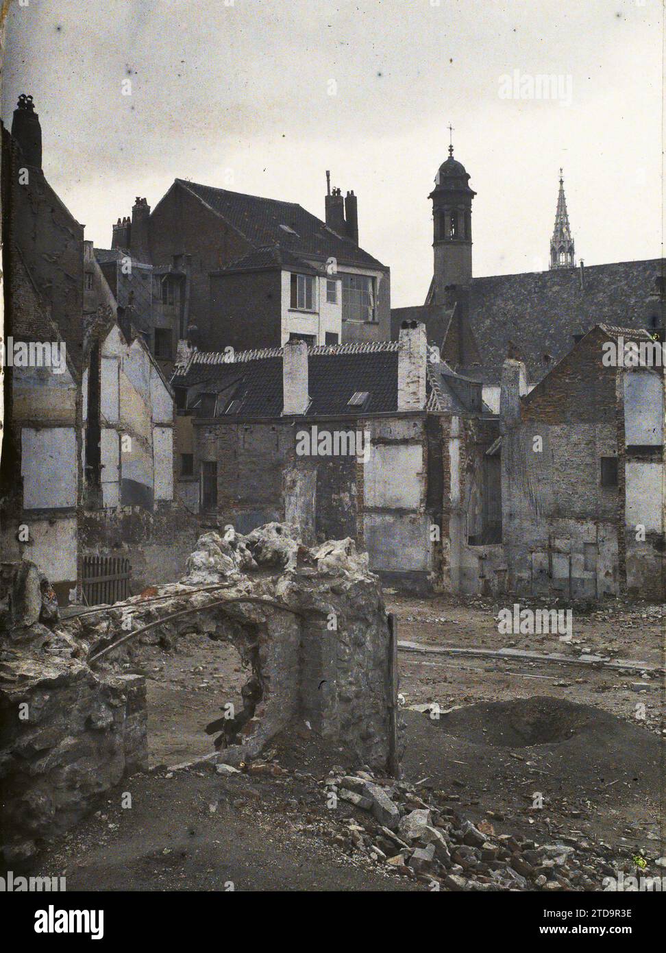 Bruxelles, Belgique, logement, Architecture, travaux, clocher, rue, quartier, Rubble, Belgique, Bruxelles, démolition des vieux quartiers., Bruxelles, 01/01/1912 - 31/12/1912, Léon, Auguste, photographe, 1912 - Belgique - Auguste Léon, Autochrome, photo, verre, Autochrome, photo, positif, vertical, taille 9 x 12 cm Banque D'Images