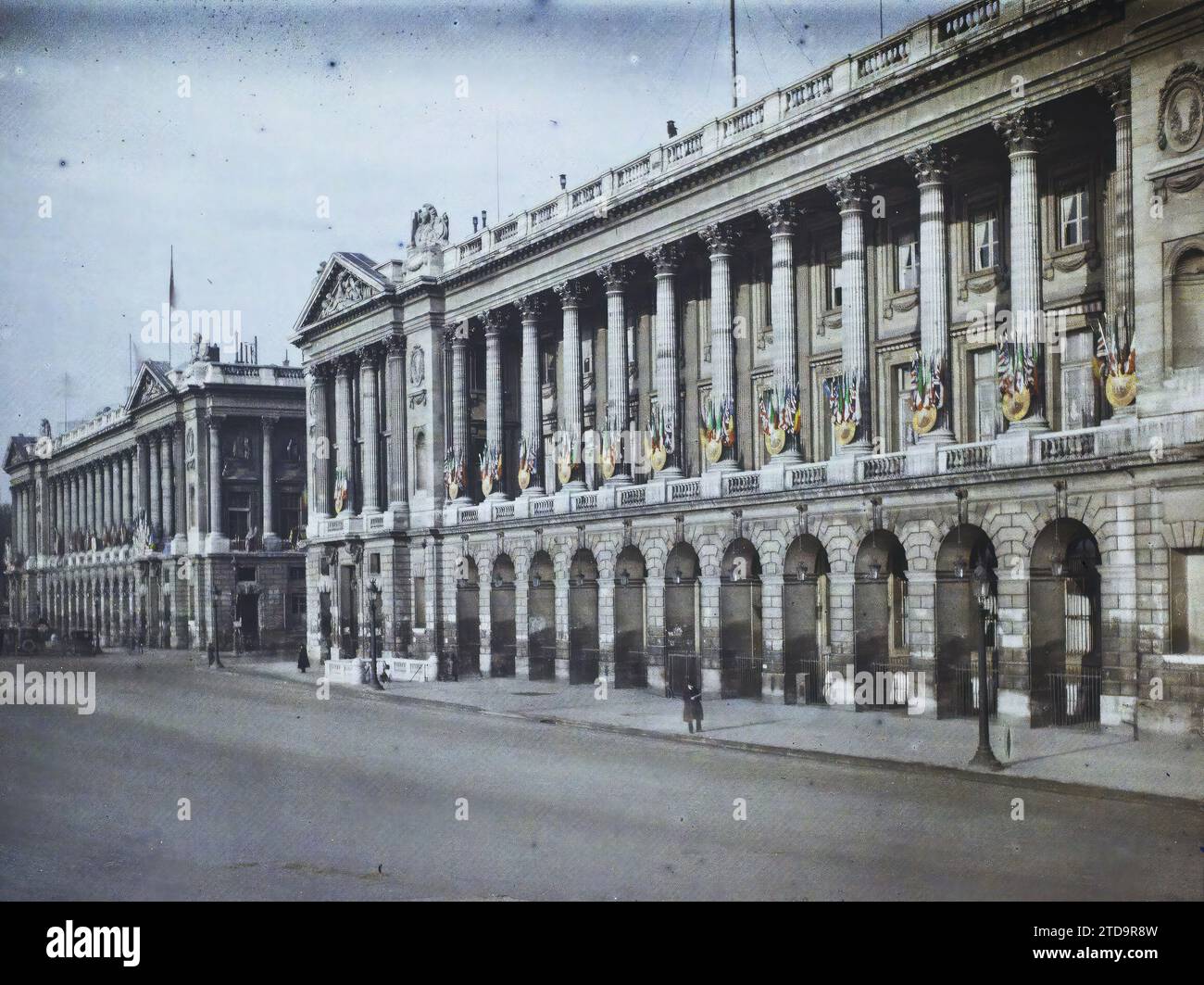 Paris (8e arrondissement), France le Hôtel de Crillon et le Hôtel de la Marine décorés de drapeaux alliés, place de la Concorde, Art, activité économique, relations internationales, Ministère, sculpture, colonne, Arc, arcade/arceau, Manoir, Square, Fronton, décoration sculptée, Galerie, Restauration, hôtel, alliés, drapeau, France, Paris, PL. De la Concorde, Ministère de la Marine et Hôtel Crillon, Concorde, 21/12/1918 - 21/12/1918, Léon, Auguste, photographe, Autochrome, photo, verre, Autochrome, photo, positif, horizontal, taille 9 x 12 cm Banque D'Images