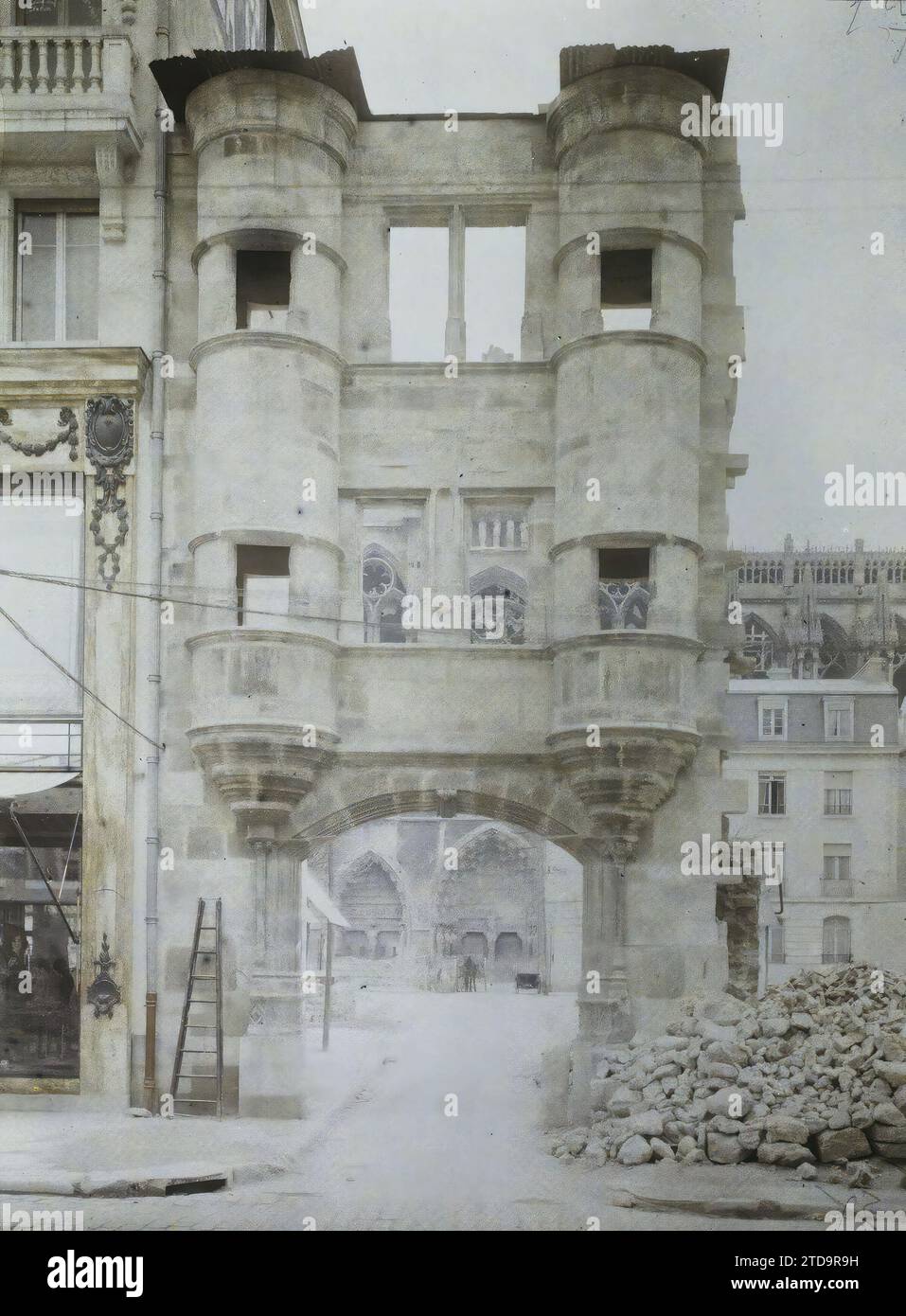 Reims, France, Habitat, Architecture, première Guerre mondiale, art, Architecture civile publique, ruines, reconstructions, porte, moyen âge, après-guerre, France, Reims, la cathédrale et les tourelles en ruine de la rue de Vesle, Reims, 05/04/1924 - 05/04/1924, Léon, Auguste, photographe, 1924 (?) - Reims - Auguste Léon, Autochrome, photo, verre, Autochrome, photo, positive Banque D'Images Reims, France, Habitat, Architecture, première Guerre mondiale, art, Architecture civile publique, ruines, reconstructions, porte, moyen âge, après-guerre, France, Reims, la cathédrale et les tourelles en ruine de la rue de Vesle, Reims, 05/04/1924 - 05/04/1924, Léon, Auguste, photographe, 1924 (?) - Reims - Auguste Léon, Autochrome, photo, verre, Autochrome, photo, positive Banque D'Images