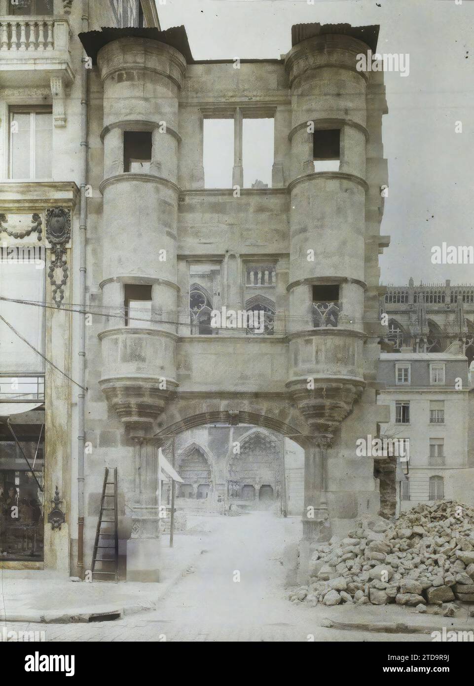 Reims, France, Habitat, Architecture, première Guerre mondiale, art, Architecture civile publique, ruines, reconstructions, porte, moyen âge, après-guerre, France, Reims, la cathédrale et les tourelles en ruine de la rue de Vesle, Reims, 05/04/1924 - 05/04/1924, Léon, Auguste, photographe, 1924 (?) - Reims - Auguste Léon, Autochrome, photo, verre, Autochrome, photo, positive Banque D'Images Reims, France, Habitat, Architecture, première Guerre mondiale, art, Architecture civile publique, ruines, reconstructions, porte, moyen âge, après-guerre, France, Reims, la cathédrale et les tourelles en ruine de la rue de Vesle, Reims, 05/04/1924 - 05/04/1924, Léon, Auguste, photographe, 1924 (?) - Reims - Auguste Léon, Autochrome, photo, verre, Autochrome, photo, positive Banque D'Images