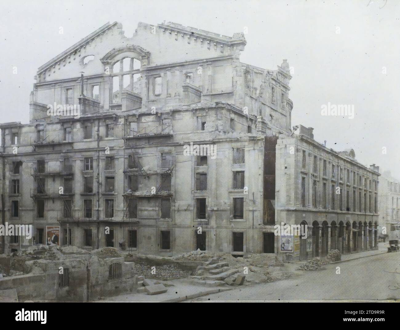 Reims, France, Habitat, Architecture, première Guerre mondiale, art, Architecture civile publique, ruines, reconstructions, Pediment, après-guerre, Théâtre, France, Reims, le Théâtre complètement dégagé, Reims, 05/04/1924 - 05/04/1924, Léon, Auguste, photographe, 1924 (?) - Reims - Auguste Léon, Autochrome, photo, verre, Autochrome, photo, positive Banque D'Images Reims, France, Habitat, Architecture, première Guerre mondiale, art, Architecture civile publique, ruines, reconstructions, Pediment, après-guerre, Théâtre, France, Reims, le Théâtre complètement dégagé, Reims, 05/04/1924 - 05/04/1924, Léon, Auguste, photographe, 1924 (?) - Reims - Auguste Léon, Autochrome, photo, verre, Autochrome, photo, positive Banque D'Images