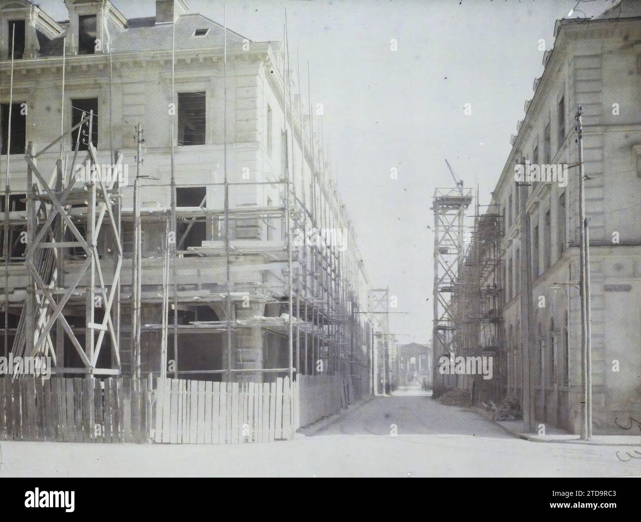Reims, France, Habitat, Architecture, activité économique, première Guerre mondiale, échafaudage, étaiement, travaux, Architecture civile publique, Banque, Finances, rue, quartier, reconstructions, après-guerre, France, Reims, vue prise de l'Hôtel de ville vers la place Royale ; à la Banque de France, Reims, 06/04/1924 - 06/04/1924, Léon, Auguste, photographe, 1924 (?) - Reims - Auguste Léon, Autochrome, photo, verre, Autochrome, photo, positive Banque D'Images Reims, France, Habitat, Architecture, activité économique, première Guerre mondiale, échafaudage, étaiement, travaux, Architecture civile publique, Banque, Finances, rue, quartier, reconstructions, après-guerre, France, Reims, vue prise de l'Hôtel de ville vers la place Royale ; à la Banque de France, Reims, 06/04/1924 - 06/04/1924, Léon, Auguste, photographe, 1924 (?) - Reims - Auguste Léon, Autochrome, photo, verre, Autochrome, photo, positive Banque D'Images