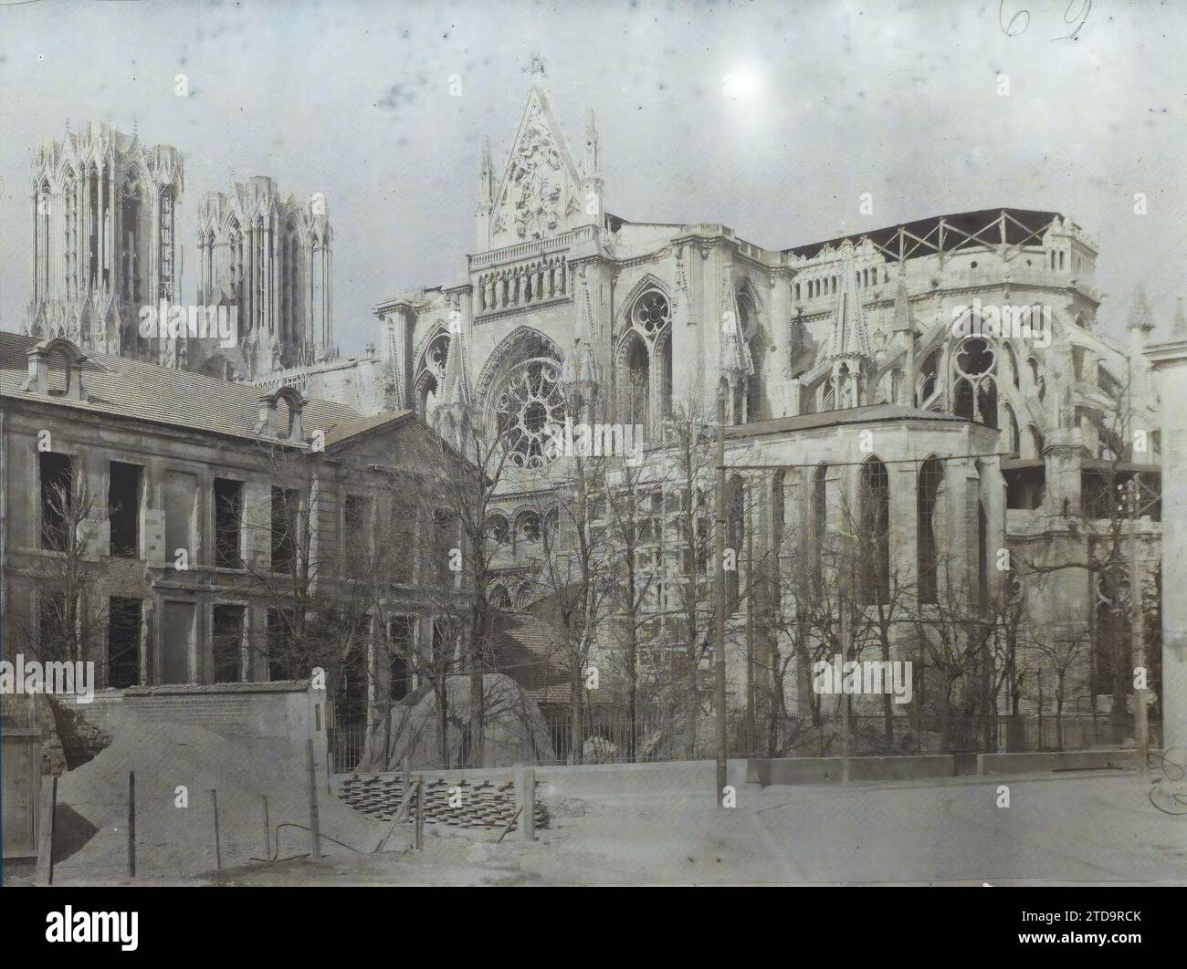 Reims, France, Habitat, Architecture, Art, première Guerre mondiale, Église, œuvres, Sculpture, clocher, architecture civile publique, reconstructions, Moyen âge, Pediment, décor sculpté, après-guerre, architecture religieuse, France, Reims, la Cathédrale, façade est, prise de la rue de l'Université, Reims, 06/04/1924 - 06/04/1924, Léon, Auguste, photographe, 1924 (?) - Reims - Auguste Léon, Autochrome, photo, verre, Autochrome, photo, positive Banque D'Images Reims, France, Habitat, Architecture, Art, première Guerre mondiale, Église, œuvres, Sculpture, clocher, architecture civile publique, reconstructions, Moyen âge, Pediment, décor sculpté, après-guerre, architecture religieuse, France, Reims, la Cathédrale, façade est, prise de la rue de l'Université, Reims, 06/04/1924 - 06/04/1924, Léon, Auguste, photographe, 1924 (?) - Reims - Auguste Léon, Autochrome, photo, verre, Autochrome, photo, positive Banque D'Images