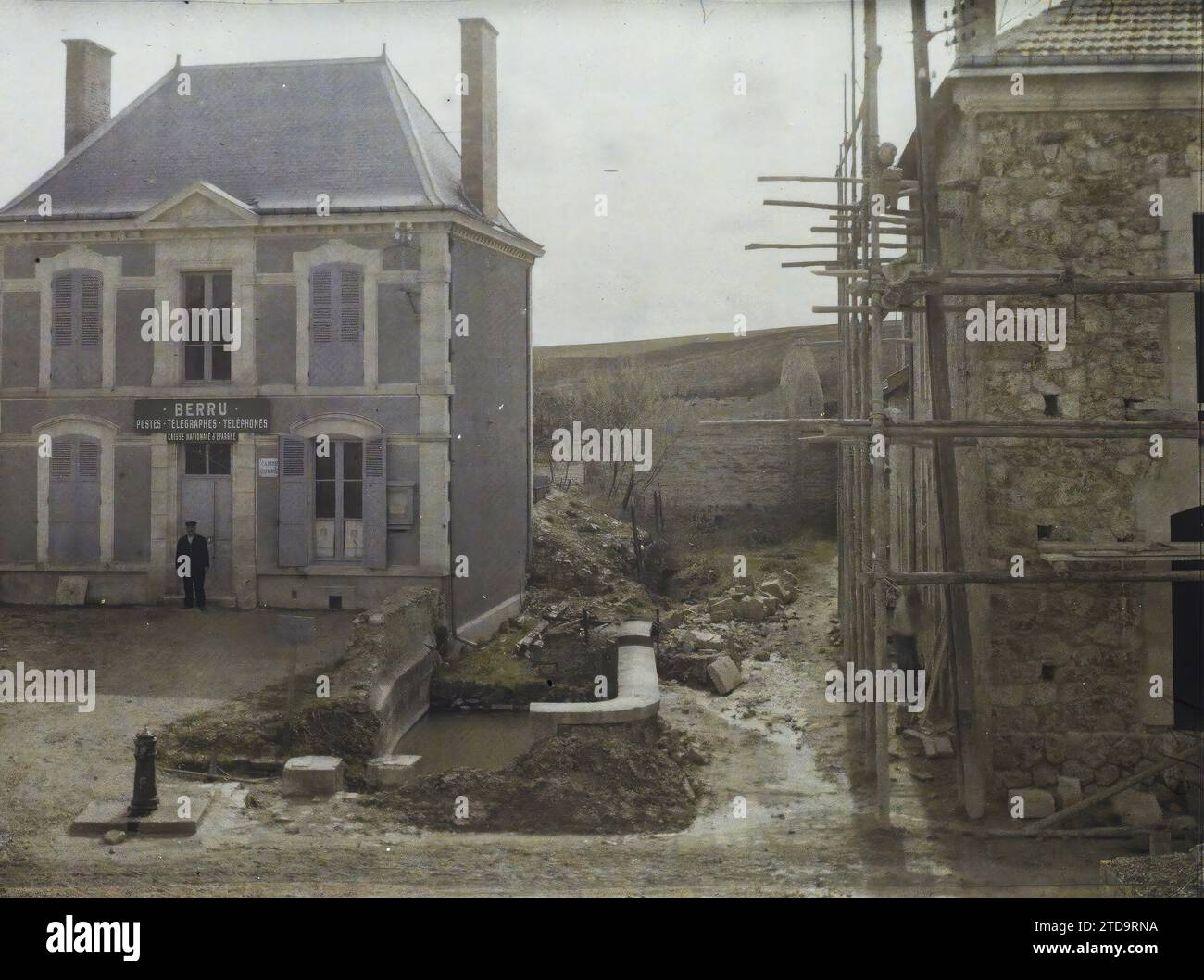 Berru, France, Habitat, Architecture, Inscription, information, Société, première Guerre mondiale, échafaudage, étaiement, travaux, Architecture civile publique, poste, Inscription architecturale, Administration, reconstructions, après-guerre, France, Berru près de Reims, la poste, Berru, 10/04/1924 - 10/04/1924, Léon, Auguste, photographe, 1924 (?) - Reims - Auguste Léon, Autochrome, photo, verre, Autochrome, photo, positive Banque D'Images Berru, France, Habitat, Architecture, Inscription, information, Société, première Guerre mondiale, échafaudage, étaiement, travaux, Architecture civile publique, poste, Inscription architecturale, Administration, reconstructions, après-guerre, France, Berru près de Reims, la poste, Berru, 10/04/1924 - 10/04/1924, Léon, Auguste, photographe, 1924 (?) - Reims - Auguste Léon, Autochrome, photo, verre, Autochrome, photo, positive Banque D'Images