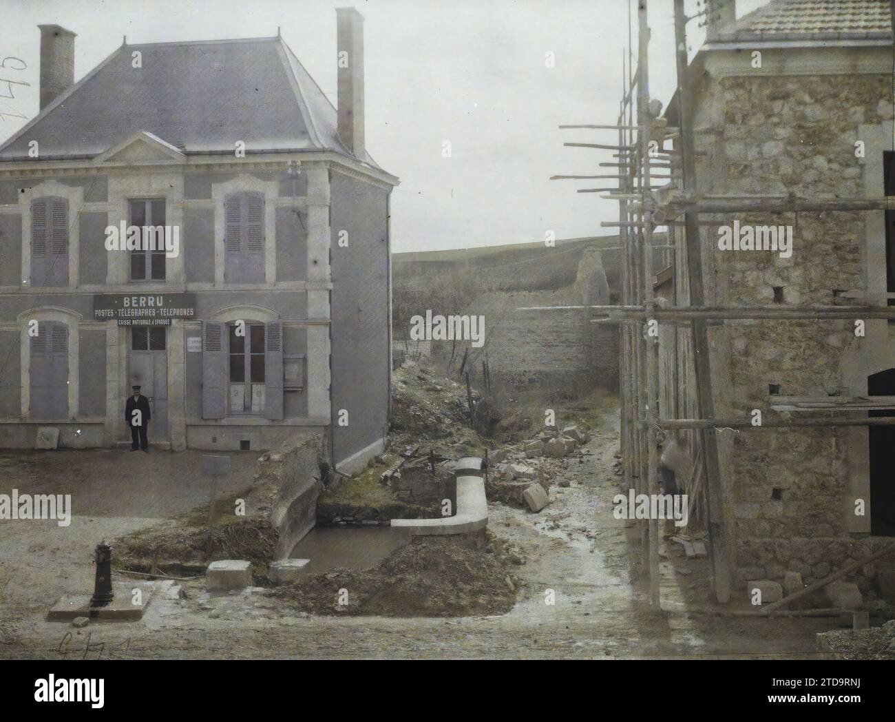 Berru, France, Habitat, Architecture, Inscription, information, Société, première Guerre mondiale, échafaudage, étaiement, travaux, Architecture civile publique, poste, Inscription architecturale, Administration, reconstructions, après-guerre, France, Berru près de Reims, la poste, Berru, 10/04/1924 - 10/04/1924, Léon, Auguste, photographe, 1924 (?) - Reims - Auguste Léon, Autochrome, photo, verre, Autochrome, photo, positive Banque D'Images Berru, France, Habitat, Architecture, Inscription, information, Société, première Guerre mondiale, échafaudage, étaiement, travaux, Architecture civile publique, poste, Inscription architecturale, Administration, reconstructions, après-guerre, France, Berru près de Reims, la poste, Berru, 10/04/1924 - 10/04/1924, Léon, Auguste, photographe, 1924 (?) - Reims - Auguste Léon, Autochrome, photo, verre, Autochrome, photo, positive Banque D'Images