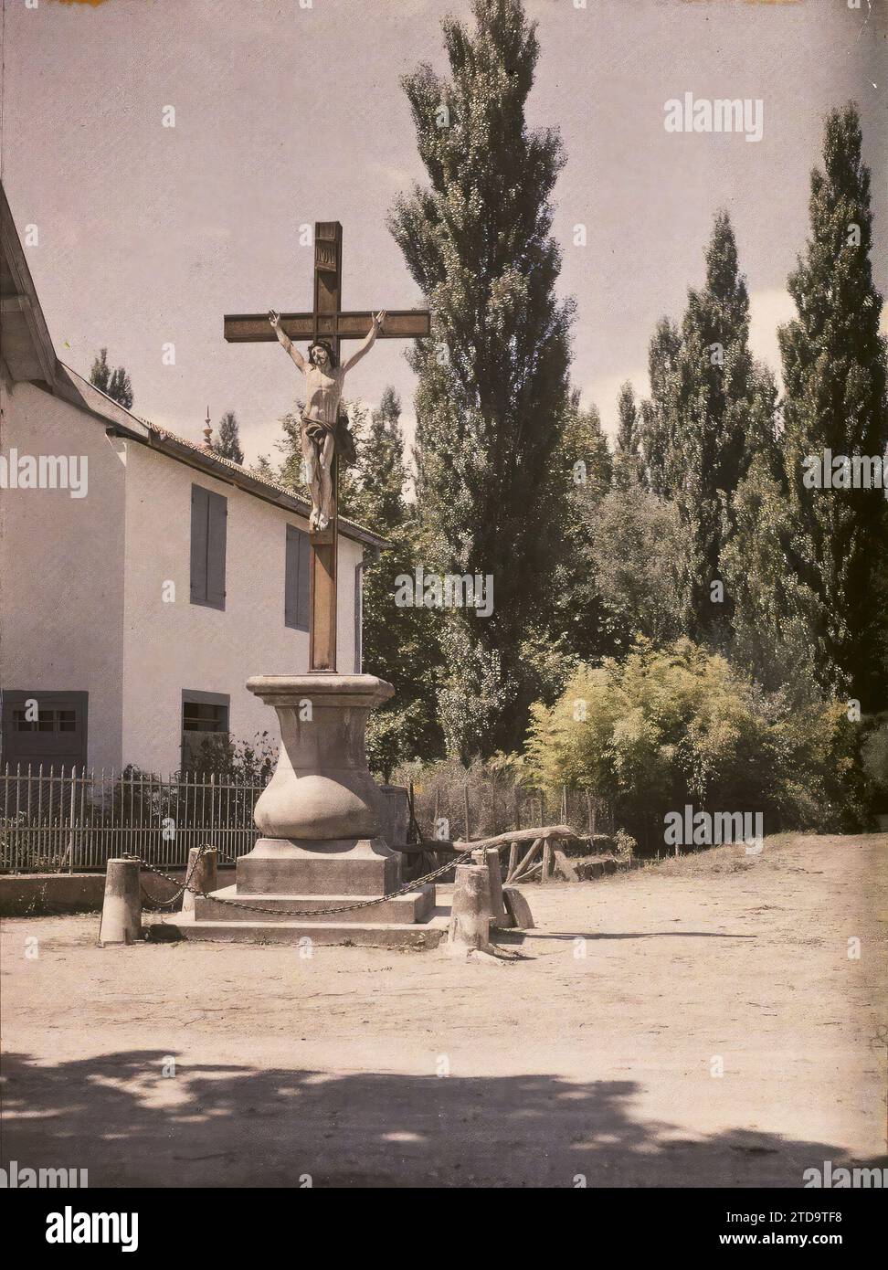 La Bastide-Clairence, France, religion, Art, Christianisme, sculpture, Calvaire, France, la Bastide - Clairence, le Calvaire à l'entrée du Village, la Bastide-Clairence, 04/08/1924 - 04/08/1924, Léon, Auguste, photographe, 1924 - Aquitaine - Auguste Léon, Autochrome, photo, verre, Autochrome, photo, positive Banque D'Images